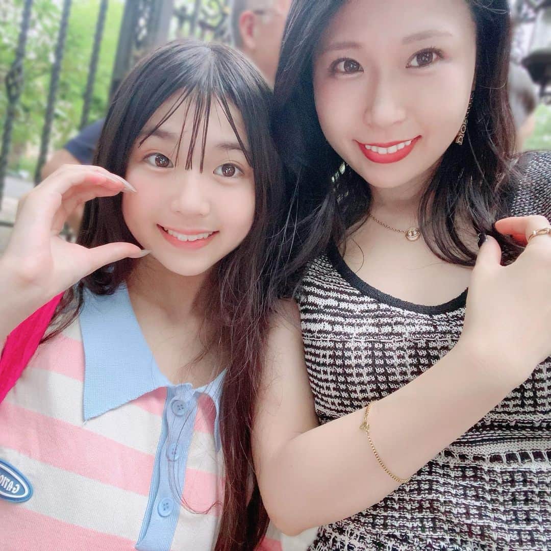 ゆわももチャンネルのインスタグラム：「旅行中💕ゆわももちろん居ます💕 なかなか一緒に写ってくれない🤣  #ゆわももチャンネル #旅行 #ももわ #ママ」