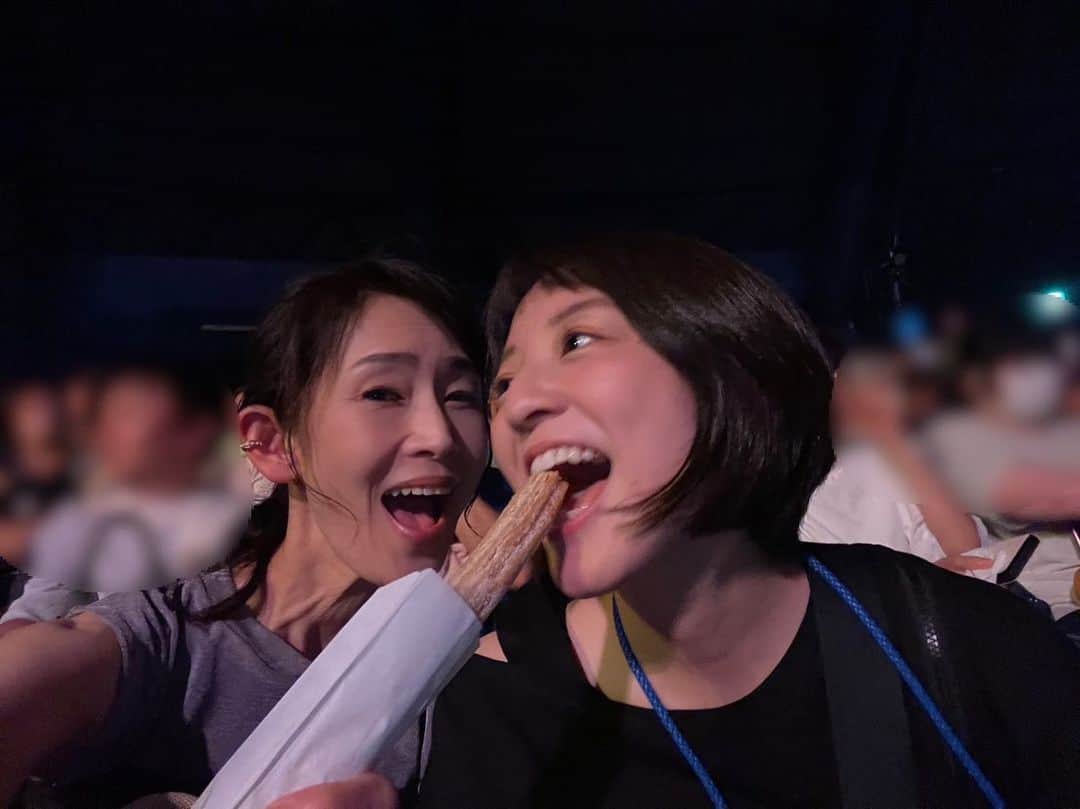 藤林温子のインスタグラム：「. @muuyan_tomo  武川さんに  バヤシ！ デート行こう！ と言われ アレグリアを観にいってきました！ . デート風の写真を 撮っていただいた... （いや撮らされたのですが...笑） そこには、本気で照れている藤林が...悔しい。。。  武川さんは こうやって世の男性の心を掴んでいるんだなーって 勉強になりました🤭🫢  アレグリアは 迫力と演出と命懸けのパフォーマンスに ずっと悲鳴と拍手で溢れていました！ デートに最高だとおもいます😳  今度は是非、ディナーデートを🙄笑  #デート #チュロスを食べさせたいらしい #気のせいかもしれませんが #照れています」