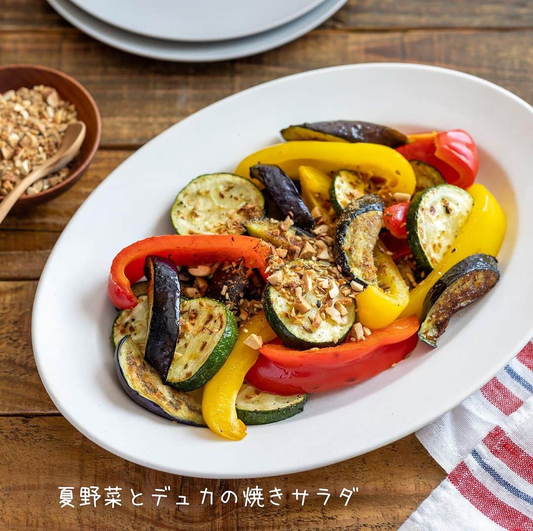 アルペンザルツ公式Instagramのインスタグラム：「レシピあり 「夏野菜とデュカの焼きサラダ」の作り方 * カラフルで見た目も美味しい夏野菜を使ったエスニックな焼きサラダのご紹介です❤︎ * 今回のレシピは、 @tokyo831_com さんに作ってもらいました！ * ∴♔∴∴♔∴∴♔∴∴♔∴∴♔∴∴♔∴∴♔∴∴♔∴∴♔∴∴♔∴ 気軽にフォローして下さいね❤︎ いいねやコメントも励みになります！ 公式アカウント⇰〖 @alpensalz_jp 〗 ∴♔∴∴♔∴∴♔∴∴♔∴∴♔∴∴♔∴∴♔∴∴♔∴∴♔∴∴♔∴ * [五十嵐さんからのワンポイント] ナッツ、スパイスは炒ることで、香りを引き出し、こうばしく仕上げます。 ぜひ参考に作ってみてくださいね！ ． ✈「ドイツを巡る旅」ご招待キャンペーン✈ . ． 「アルペンザルツのふるさとドイツを巡る旅」ご招待キャンペーンが本日スタート！ . 毎年ご好評いただいているキャンペーン、今年は旅行内容を少しリニューアルしています。 A賞「ドイツを巡る旅」は、中世の面影を残す旧市街が美しいハイデルベルク、”中世の宝石“と称される街並みが残るローテンブルク、ロマンチック街道を通ってノイシュバンシュタインを訪れてミュンヘンへ。ミュンヘンでは、アルペンザルツの原産地である岩塩鉱山へご案内いたします。他では体験できないオリジナルツアーへご招待します。 . 🎁応募方法 プロフィールのURLからご応募ください。 どなたでも簡単にご応募いただけます！ www.alpensalz.jp . 🎁応募期間 2023年8月31日(木)23:59まで .  🎁プレゼント賞品 A賞：ドイツを巡る旅 (2組4名様) B賞：アルペンザルツとミニオンズオリジナルグミのセット (50名様) .  🎁注意事項 旅行の日程や参加条件などは、キャンペーン特設サイトをご確認ください。 * ∴♔∴∴♔∴ Ⓡ Ⓔ Ⓒ Ⓘ Ⓟ Ⓔ ∴♔∴∴♔∴ * なす…1本 ズッキーニ…1/2本 赤・黄パプリカ…各1/2個 アーモンド…10g カシューナッツ…10g A クミンシード…小さじ1 A コリアンダーパウダー…小さじ1 A 白いりごま…小さじ1 オリーブオイル…大さじ1 アルペンザルツ…適量 粗挽き黒こしょう…適量 * * 【作り方】 ①アーモンド、カシューナッツは細かくきざむ。 * ②フライパンに1を入れて弱めの中火で3分ほど炒り、【A】を加えて香りが出るまで炒る。器に移し、アルペンザルツ・粗びき黒こしょう 各少々を加えて混ぜる。 * ③なすは縦半分に切ってから斜め切りに、ズッキーニは1cm幅の輪切りにする。赤・黄パプリカは縦4等分に切る。 * ④フライパンでオリーブオイルを中火で熱し、3を並べ、焼き色がつくまで焼き、アルペンザルツ・粗びき黒こしょう 各少々をふる。 * ⑤4を皿に盛り、2のデュカを適量かける。 * #アルペンザルツ #ドイツアルプスの旅 #美味しい塩 #絶景 #ドイツ #旅行 #海外旅行 #プレゼント #プレゼントキャンペーン #懸賞 #キャンペーン #岩塩  * #今日のごはん #手作りごはん #簡単レシピ #おかず #レシピ #食卓 #節約 #献立 #家庭料理 #節約生活 #自炊 #ランチ  #時短レシピ #簡単レシピ  #夏野菜  #サラダ」