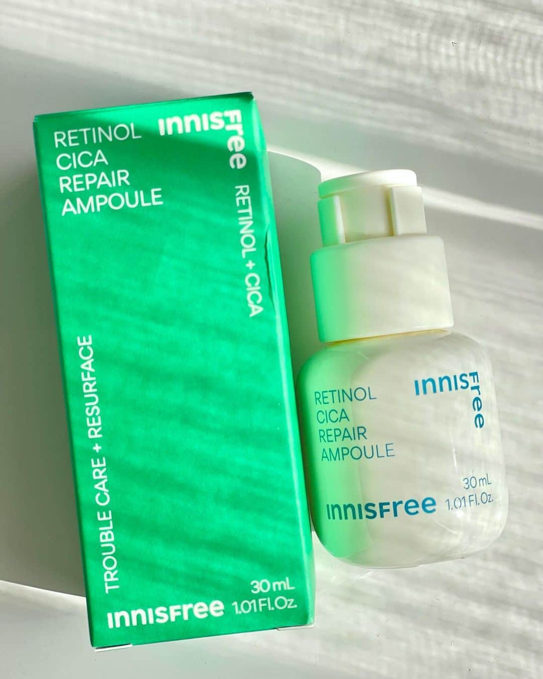 MOEのインスタグラム：「@innisfreejapan  レチノール　シカ　リペア　セラム🍃  リブランディングに伴って、ヘルシーでクリーンなイメージの洗練されたパッケージデザインに一新🪽🫧  以前のパッケージの時から使用させて頂いてますが、お肌が少しずつ滑らかになってきているのを感じています。 レチノールをスキンケアとして取り入れている方なら、こちらの大人気商品をご存知な方は多いはず👆🏻✨  レチノールはビタミンAの1種で、肌をなめらかに整え、すこやかに保つ働きを持つと言われています。 毛穴や角質ケアにも適しているとされ、エイジングサインが気になる肌への効果が期待されている成分🔍　　  こちらの商品は、レチノール(整肌成分)とシカがWで入った低刺激処方*の毎日使えるレチノール美容液です🧖🏻‍♀️✨ *1 低刺激テスト済み/自社調べ  イニスフリー店舗・公式オンラインストア・各公式モール・LOFT・アットコスメストア一部店舗で購入可能なので、是非チェックしてみて下さい🫶🏻  #innisfreejapan #イニスフリー #レチノールシカリペアセラム #レチノール #韓国コスメ #ベスコス #ベストコスメ #lips #pr」