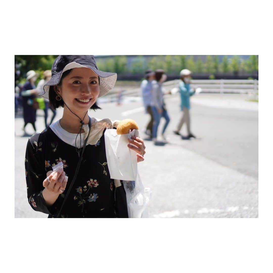 小塚舞子さんのインスタグラム写真 - (小塚舞子Instagram)「・ 今年の夏いろいろ  高知で食べまくったり 初めて娘とロケしたり  「この年齢になってもアクティブなロケはできるなぁ。でもギリのギリやなぁ…」と考え込んだり 夫と山下達郎のコンサート行ったり ベランダプールで家族全員燃え尽きたり  溶けるような毎日を なんとか形にしようと よく食べよく寝てよく遊んでいます  夏ってこんなに暑くてしんどいのに 終わりが見えたら寂しいのなんでやろ🍧  #タグつけるものがない」8月21日 16時19分 - kozukamaiko