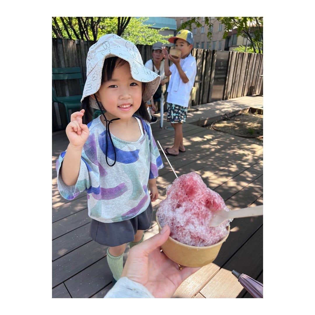 小塚舞子さんのインスタグラム写真 - (小塚舞子Instagram)「・ 今年の夏いろいろ  高知で食べまくったり 初めて娘とロケしたり  「この年齢になってもアクティブなロケはできるなぁ。でもギリのギリやなぁ…」と考え込んだり 夫と山下達郎のコンサート行ったり ベランダプールで家族全員燃え尽きたり  溶けるような毎日を なんとか形にしようと よく食べよく寝てよく遊んでいます  夏ってこんなに暑くてしんどいのに 終わりが見えたら寂しいのなんでやろ🍧  #タグつけるものがない」8月21日 16時19分 - kozukamaiko