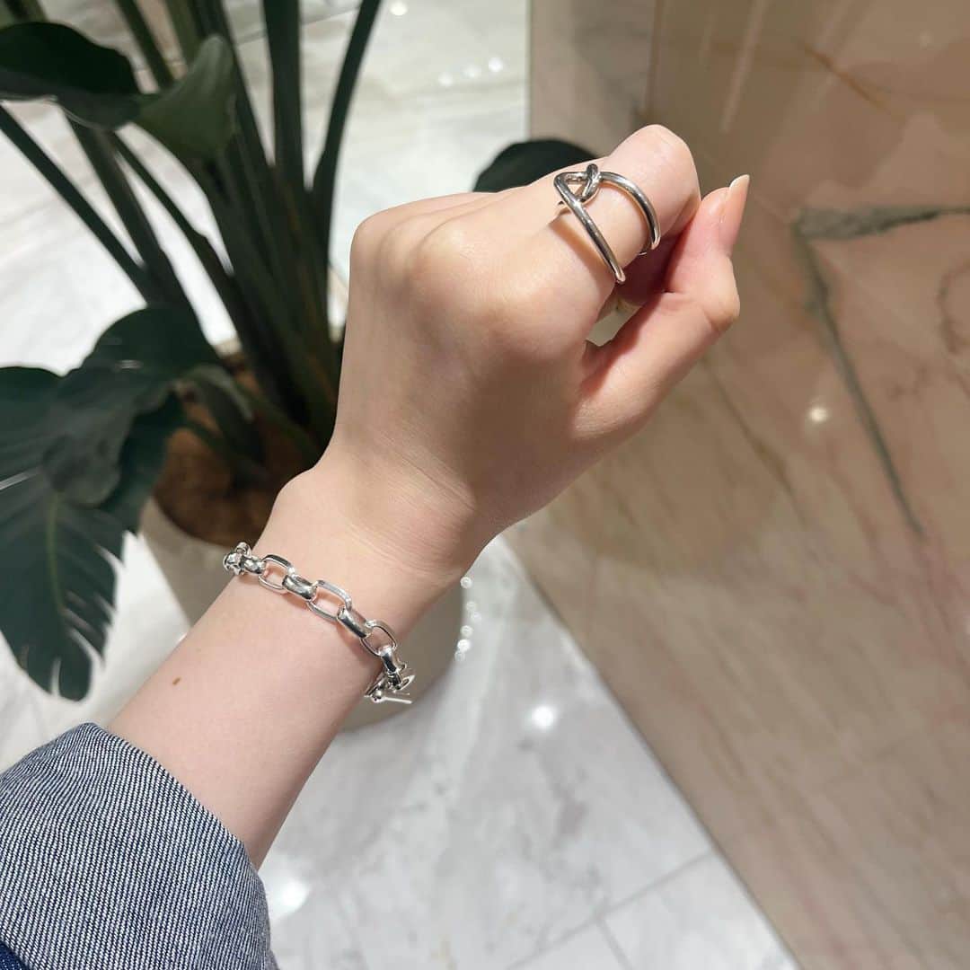 デミルクス ビームス 新宿のインスタグラム：「PHILIPPE AUDIBERT MORE VARIATIONを開催！  フランス・パリのジュエリーブランド〈PHILIPPE AUDIBERT（フィリップ オーディベール）〉。ブランドイメージともなるシルバーを基調としたメタルパーツを駆使し、個性的な曲線や彫刻スタイルを感じさせるアクセサリーを生み出しております。  この度〈Demi-Luxe BEAMS〉では、通常展開アイテムに加え新作ブレスレットやリングなどを圧巻のボリュームでご覧いただけるモアバリエーションを開催します。 いつもの装いにさりげないアクセントを加えてくれる豊富なコレクションを是非ご覧ください。  開催期間　2023年8月19日（土）〜8月27日（日） 開催店舗　デミルクス ビームス 新宿 　　　　　ビームス 新宿 　　　　　ビームス 新丸の内 　　　　　ビームス リミテッドストア 池袋 　　　　　ビームス 武蔵小杉 　　　　　ビームス 横浜東口 　　　　　ビームス ハウス 名古屋 　　　　　ビームス 梅田 　　　　　ビームス 博多 　　　　　ビームス 公式オンラインショップ 　　　　　ZOZOTOWN」