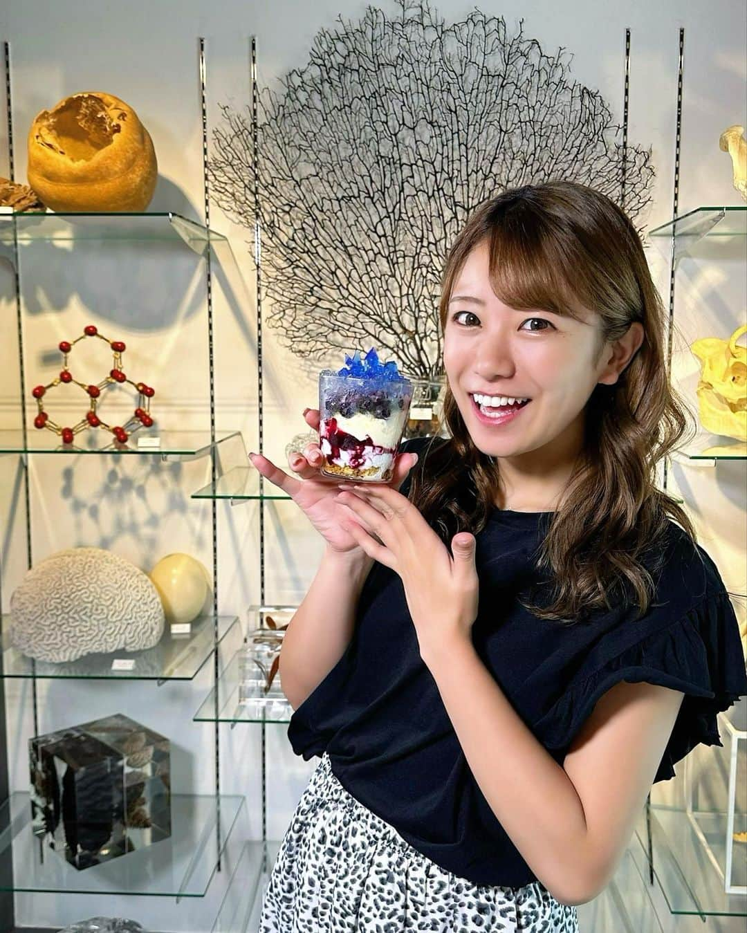 福本愛菜のインスタグラム：「鉱物みたいなスイーツたち💙💙💙  全部キラキラで写真撮りたくなるスイーツだらけやった〜🤭✨ カフェでお茶してそのあとは隣のショップでお土産買うコースをおすすめします🫶🏽🩷  #京都 #ウサギノネドコ #カフェ #cafe #京都カフェ #映えカフェ #映えスイーツ #スイーツ #スイーツ好きな人と繋がりたい #甘いもの大好き #sweets #スイーツデ部 #お取り寄せスイーツ #鉱物 #結晶 #ロックケーキ #💙」