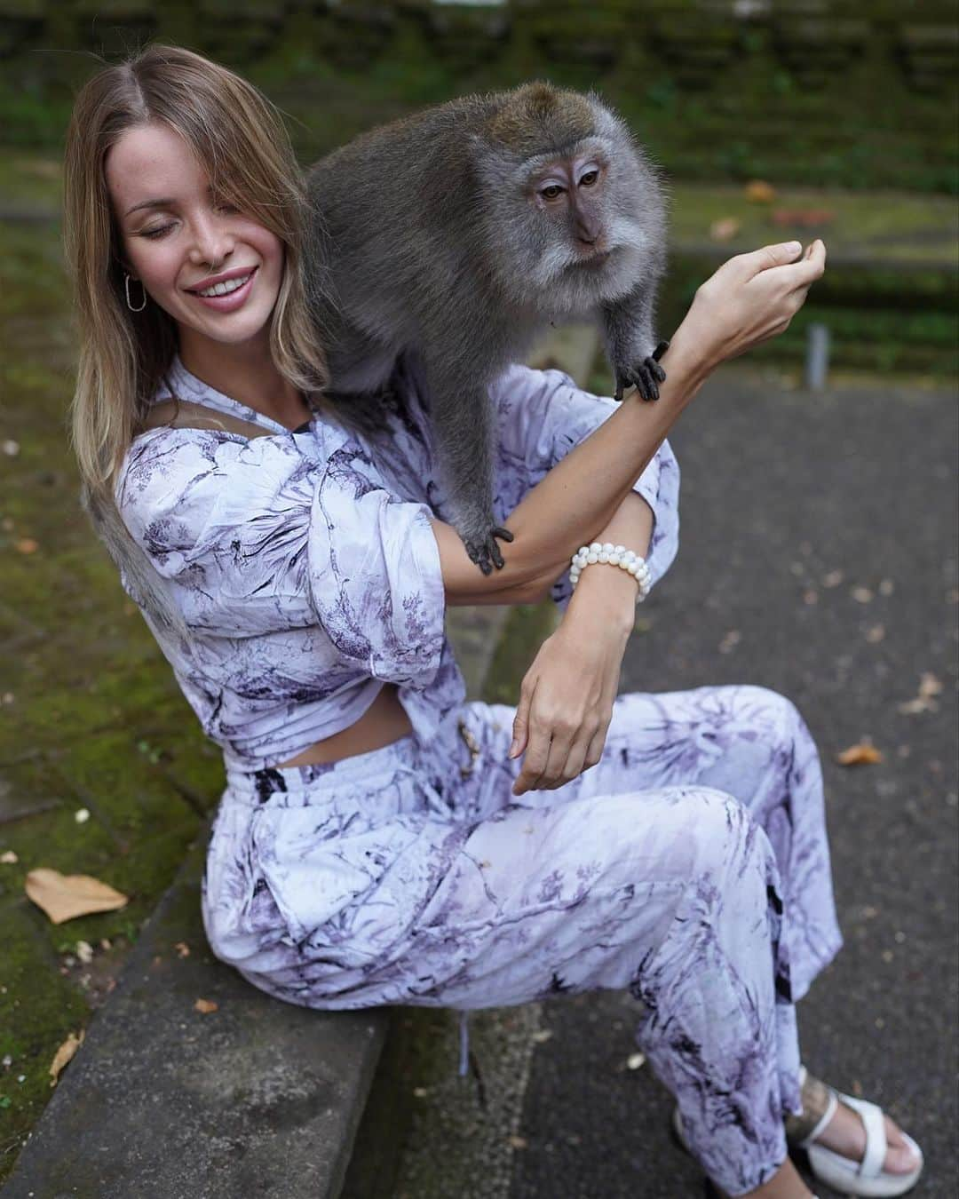 Ekaterina Enokaevaのインスタグラム：「#Bali #monkeyforest  Обожаю животных  Всех без исключения 🥰」