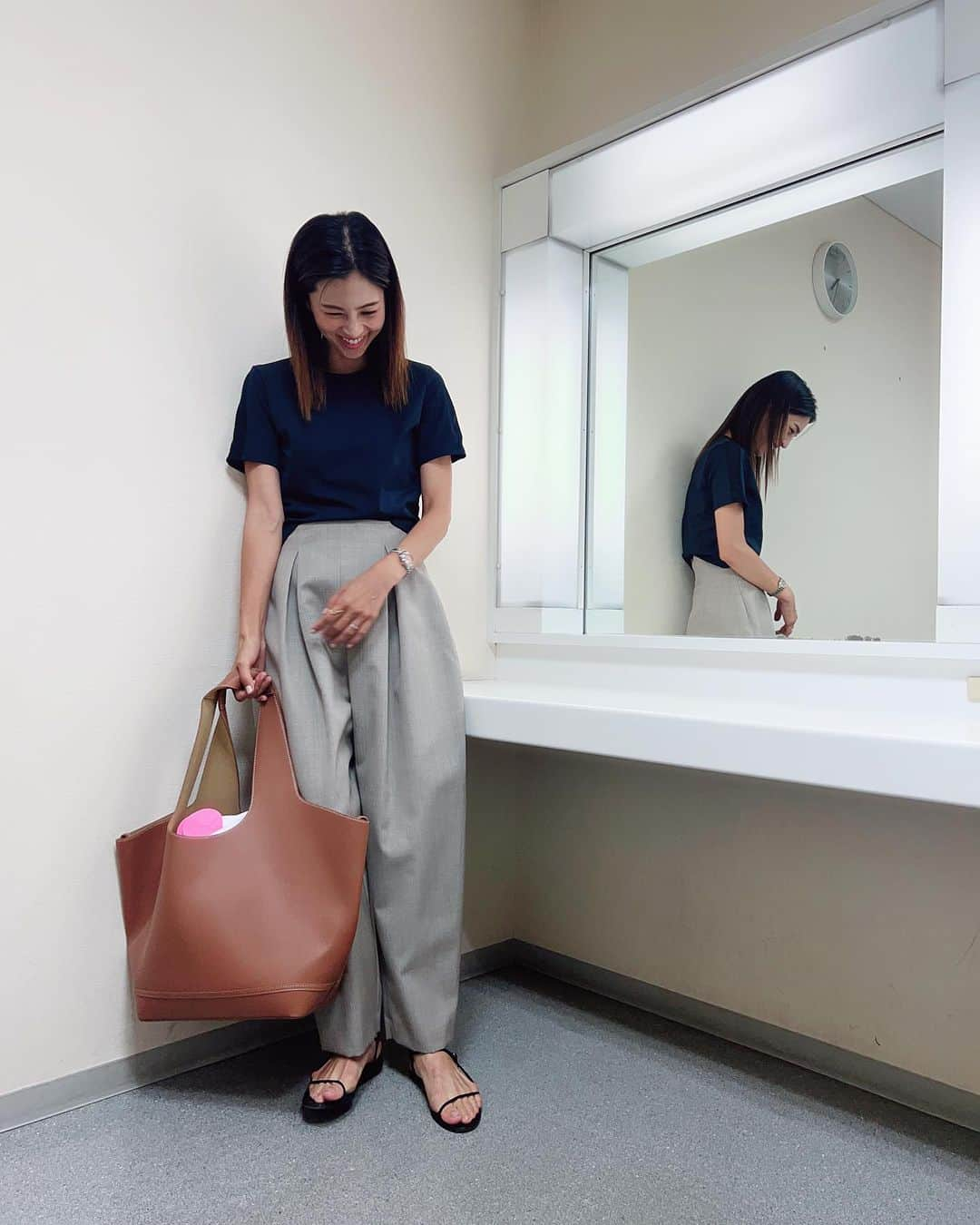 安田美沙子さんのインスタグラム写真 - (安田美沙子Instagram)「昨日のしふく。  tops.. @hereiam.official  pants.. @sea_japan  shoes.. @therow   昨日は、生放送後においしーいクレープ食べました🤍  カロリー低いわけはないけど、おいしいからいいよね！  そして、新入りのカマキリのマキちゃんのご飯を捕まえに公園へ。。  バッタさん、ありがとう。。。  1週間くらいは持つかな？  #ootd #newpants #仕事おわり色々 #バッタ #カマキリ #マキちゃん #前はカマちゃん」8月21日 16時38分 - yasuda_misako