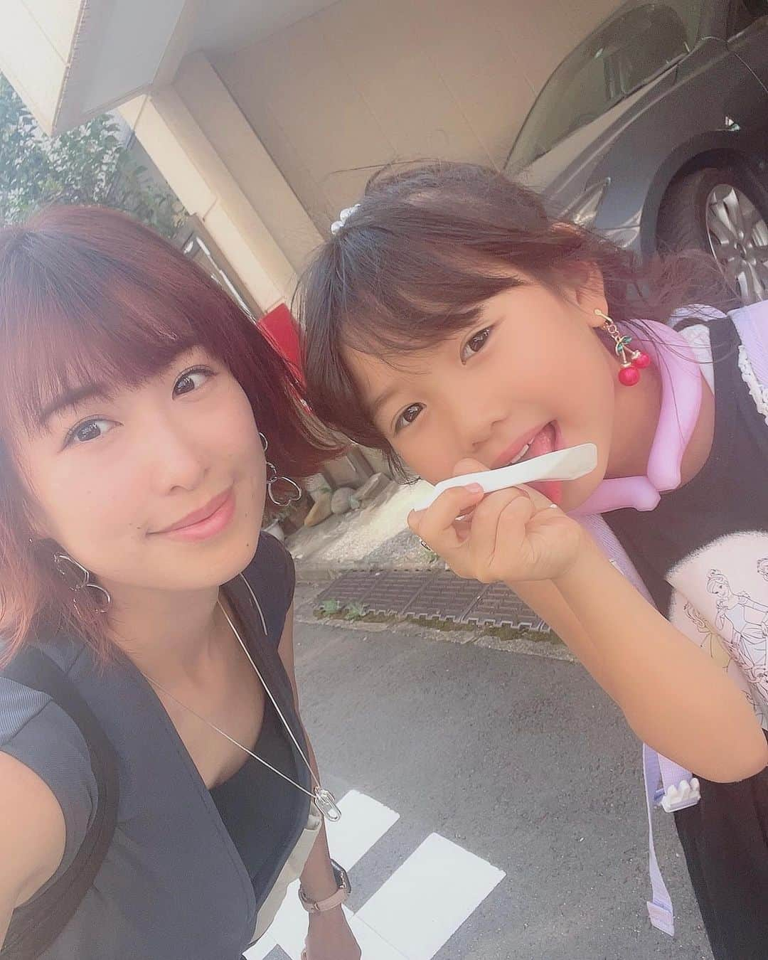 南まりかのインスタグラム：「.  髪の長さとカラーを変えました🎵 短くなって心も軽くなった〜✨ 娘も一緒に美容室へ行ったのですが、髪の毛クルクル巻いてもらって可愛くしてもらい、ルンルンでした❤️  路地にあるチーズ屋さんのソフトクリーム🍦が美味しかった〜(´◡`๑)  カラーが長持ちしますように…🥺  #美容室 #グラデーションヘアー #赤ピンク  #清澄白河散歩 #そふとくりーむ #美味しいお店」