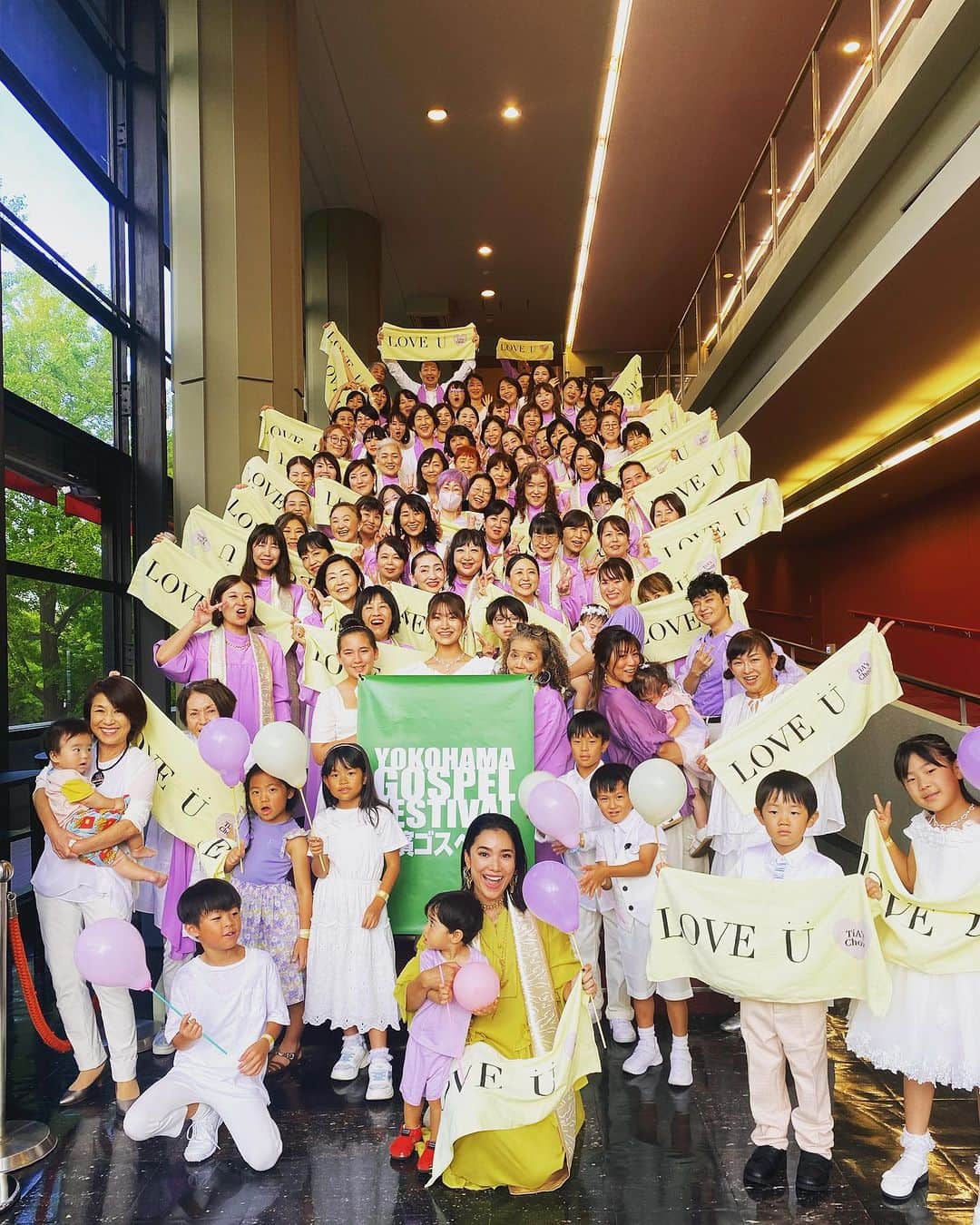 のインスタグラム：「💛YOKOHAMA GOSPEL FESTIVAL💙横濱ゴスペル祭2023💛  昨日は、2023.08.20 神奈川県民ホール大ホールで行われた横濱ゴスペル祭に0歳から76歳まで112名のTiA's Choirが出演いたしました!!✨  お越しくださった皆様、ありがとうございました！そして、参加してくださったTiA's Choirメンバーありがとうございました！😆✨体調などの理由で辞退されたメンバーもたくさんいたのですが、皆さんも一緒に歌っている気持ちで、心はひとつです！  そして、主催の @happy_music_japan 様、素敵なゴスペルイベントをありがとうございました。✨  お疲れ様でした！！  ◆◆◆✨  【幸せを届けにいこう！】そんな想いで、今回のステージを思い描きました。  TiA's Choirメンバーの圧倒的なエナジーが凄すぎて！！感激！！👏 素晴らしかったです！！！！！  一曲目は、『Do You Know Him』 リードソロは、14歳の加藤礼愛ちゃん @katoleia445592 。そして、二曲目は、『幸せならてをたたこうTiA's Choir ver.』リードソロは、鈴木莉愛ちゃん　@leahann0324 。  10代の若き歌姫達が日本の音楽の未来は明るいと教えてくれる素晴らしい歌を響かせてくれました。  3曲目は『Rejoice/TiA』わたくしTiA with  横濱ゴスペル祭にご参加いただいた最高のTiA's Choirメンバーで大盛り上がりとなりました。  TiA's Choir 世界一幸せなクワイアだ！って叫びたい😁🫶💜  礼愛ちゃんも莉愛ちゃんも今回TiA's Choirに参加お申し込みをしてくれてて、これはGod's Gift.💐感謝します。  2人の更なる活躍を皆んなで楽しみに！！😌応援していきましょうね！💕  ◆◆◆  ゴスペルは凄い！！  みんな、幸せになるため生まれてきた。  幸せですか？😌💕  毎日、きっと楽しいことばかりじゃない、泣きたい日も苦しいことも、人には話せない自分自身だけで抱えてる問題もあるかもしれない。  だけど、ゴスペルを歌うことで少しでも少しでも良いから、笑顔になれる力となれたら嬉しいなと思います。  必ず必ず神様は見てくれている。  大丈夫！🫶大丈夫ですよ。  ◆◆◆◆◆  TiA's Choirのことを大切に大切に思っています。ゴスペルを歌いたい！という気持ちがあれば、仲間になれます。  👇こちらからURLがあるのでそこからTiA's Choirメンバー登録ができます。どうぞメンバー登録してくださいね！　また楽しいイベントが待っています。  @tianygospel   🔴ご登録完了しましたなどの自動返信メールは届きません。イベントやWSがある時にご案内の配信メールが届きます★  皆様と一緒に歌えるのを楽しみにしております。✨✨✨  #ゴスペル　#ゴスペルクワイア #横濱ゴスペル祭」