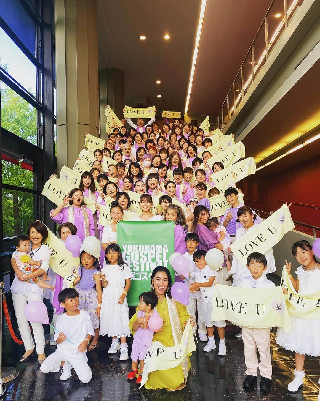 TiAのインスタグラム：「💛YOKOHAMA GOSPEL FESTIVAL💙横濱ゴスペル祭2023💛  昨日は、2023.08.20 神奈川県民ホール大ホールで行われた横濱ゴスペル祭に0歳から76歳まで112名のTiA's Choirが出演いたしました!!✨  お越しくださった皆様、ありがとうございました！そして、参加してくださったTiA's Choirメンバーありがとうございました！😆✨体調などの理由で辞退されたメンバーもたくさんいたのですが、皆さんも一緒に歌っている気持ちで、心はひとつです！  そして、主催の @happy_music_japan 様、素敵なゴスペルイベントをありがとうございました。✨  お疲れ様でした！！  ◆◆◆✨  【幸せを届けにいこう！】そんな想いで、今回のステージを思い描きました。  TiA's Choirメンバーの圧倒的なエナジーが凄すぎて！！感激！！👏 素晴らしかったです！！！！！  一曲目は、『Do You Know Him』 リードソロは、14歳の加藤礼愛ちゃん @katoleia445592 。そして、二曲目は、『幸せならてをたたこうTiA's Choir ver.』リードソロは、鈴木莉愛ちゃん　@leahann0324 。  10代の若き歌姫達が日本の音楽の未来は明るいと教えてくれる素晴らしい歌を響かせてくれました。  3曲目は『Rejoice/TiA』わたくしTiA with  横濱ゴスペル祭にご参加いただいた最高のTiA's Choirメンバーで大盛り上がりとなりました。  TiA's Choir 世界一幸せなクワイアだ！って叫びたい😁🫶💜  礼愛ちゃんも莉愛ちゃんも今回TiA's Choirに参加お申し込みをしてくれてて、これはGod's Gift.💐感謝します。  2人の更なる活躍を皆んなで楽しみに！！😌応援していきましょうね！💕  ◆◆◆  ゴスペルは凄い！！  みんな、幸せになるため生まれてきた。  幸せですか？😌💕  毎日、きっと楽しいことばかりじゃない、泣きたい日も苦しいことも、人には話せない自分自身だけで抱えてる問題もあるかもしれない。  だけど、ゴスペルを歌うことで少しでも少しでも良いから、笑顔になれる力となれたら嬉しいなと思います。  必ず必ず神様は見てくれている。  大丈夫！🫶大丈夫ですよ。  ◆◆◆◆◆  TiA's Choirのことを大切に大切に思っています。ゴスペルを歌いたい！という気持ちがあれば、仲間になれます。  👇こちらからURLがあるのでそこからTiA's Choirメンバー登録ができます。どうぞメンバー登録してくださいね！　また楽しいイベントが待っています。  @tianygospel   🔴ご登録完了しましたなどの自動返信メールは届きません。イベントやWSがある時にご案内の配信メールが届きます★  皆様と一緒に歌えるのを楽しみにしております。✨✨✨  #ゴスペル　#ゴスペルクワイア #横濱ゴスペル祭」