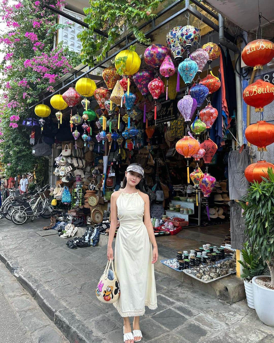 ᴅᴏᴜʙʟᴇsᴏᴜᴘさんのインスタグラム写真 - (ᴅᴏᴜʙʟᴇsᴏᴜᴘInstagram)「#습습_다낭  이번 달에 다녀온 베트남 여행!!  오늘부터 하나씩 열심히 올려볼게요 🇻🇳  베트남 여행 정말 기대 안했었는데, 완전 취향 저격 ✨🫶 개인적으로 저 화려하게 알록달록한 등이 너무너무 예쁘더라고요! 🥹   이날은 호이안 올드 타운에 다녀왔는데, 볼거리도 너무 많고, 화려한 휴양지 느낌에 매료되어서 꼭 다시 한 번 가보고 싶어졌어요 ✨🥹  그리고 베트남 가면 꼭 먹어야 한다는 베트남 커피, 저는 호이안에 있는 Faifo Coffee에서 종류별로 먹고 왔는데 그 중에서 솔티커피(?)가 제 입맛에 딱!  특히 Faifo 커피 루프탑이 사진 명소니까 꼭 한번씩 가보세요🤍  今月行ってきたベトナム旅行！！  今日から一つずつ一生懸命アップします 🇻🇳  ベトナム旅行本当に期待してなかったのに、ドストライク✨🫶 私的にあの華やかな色とりどりの灯がとてもきれいでした！ 🥹   この日はホイアンオールドタウンに行ってきましたが、見どころも多すぎて、華やかなリゾート地の感じに魅了されて、ぜひもう一度行ってみたくなりました ✨🥹  そしてベトナムに行ったら必ず飲まなければならないというベトナムコーヒー、私はホイアンにあるFaifo Coffeeで種類別に食べてきたんですが、その中でソルティコーヒー(?)が私の口にぴったり！  特にFaifoコーヒールーフトップが写真スポットなので、ぜひ一度は行ってみてください🤍  📍Faifo Coffee (@faifocoffee )  130 Tran Phu, Minh An, Hoi An, Quang Nam, Vietnam  #호이안 #호이안올드타운 #파이포커피 #hoian #faifocoffee #ホイアン」8月21日 16時42分 - doublesoup