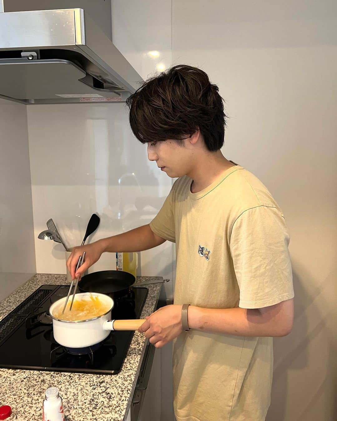 馬場健太のインスタグラム：「慣れない料理を始めてみたよ🍝 コツコツと続けてみようかな〜と思ってるところ🫶🏻(三日坊主だろと思ってる皆さんへ、楽しみにしておきなさい。)  それと同じく最近使い始めた夏のスキンケア🫧 イプサ ザ・タイムR アクア(医薬部外品)  税込 4,400円  テクスチャがさっぱりしつつも、つけたあとのお肌の潤い感が好き〜🧴 紫外線やエアコンで乾きやすい夏のお肌によき🫶🏻  アルコールフリー、油分フリーでお肌にも優しく、毎日たっぷり使える200ml🫧海やプールやお祭りで、沢山お出かけする夏は特に日焼けしやすいから、沢山使えるのが嬉しい日々です💡  この前は撮影だったのだけど、メイクの調子が良くて嬉しかった🫶🏻  使ってる人も多いかな？ ぜひ使ってみてね〜🫶🏻  肌荒れ防止有効成分配合🫧 トラネキサム酸 グリチルリチン酸ジカリウム  @ipsa_jp  #IPSA #正直レビュー #イプサ #ザタイムRアクア  #スキンケア  #化粧水」