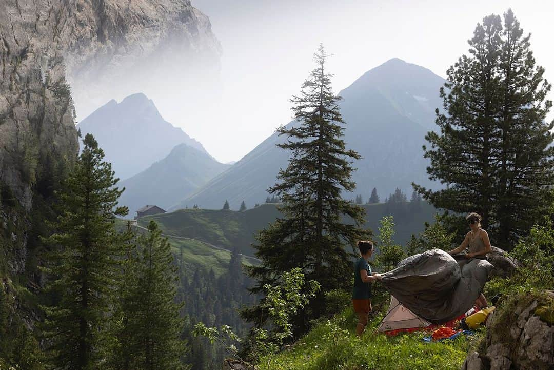 ニナ・カプレツさんのインスタグラム写真 - (ニナ・カプレツInstagram)「Being the live speaker at the @climbingbern2023 for 12 days was absolutely great!  But I was very happy to go back home to my loved ones and to find myself in a very healthy environment again.  I’m honest: I love watching someone performing but it makes me sad when I see the sick appearance of some athletes. There are many climbers with obvious eating disorders and even more with hidden eating disorders.   There’s not a miraculous solution for those problems; personally I try not to point out to someone. I simply  try to be a good role model and to demonstrate that our body is a fantastic thing and life is not all about olympics or other important competitions. Life is long, fun and we can do high performances without killing our bodys and souls.  At home I’m not really surrounded by climbers but by many people loving the outdoors. We eat 3 proper meals a day, we enjoy drinking a good beer ; we simply celebrate life and the outdoors.  #lovelife #homesweethome @msr_gear @lyofood @gebana.official @julbo_bike @hydroflask @arcteryx @iconoutdoor」8月21日 16時49分 - ninacaprez