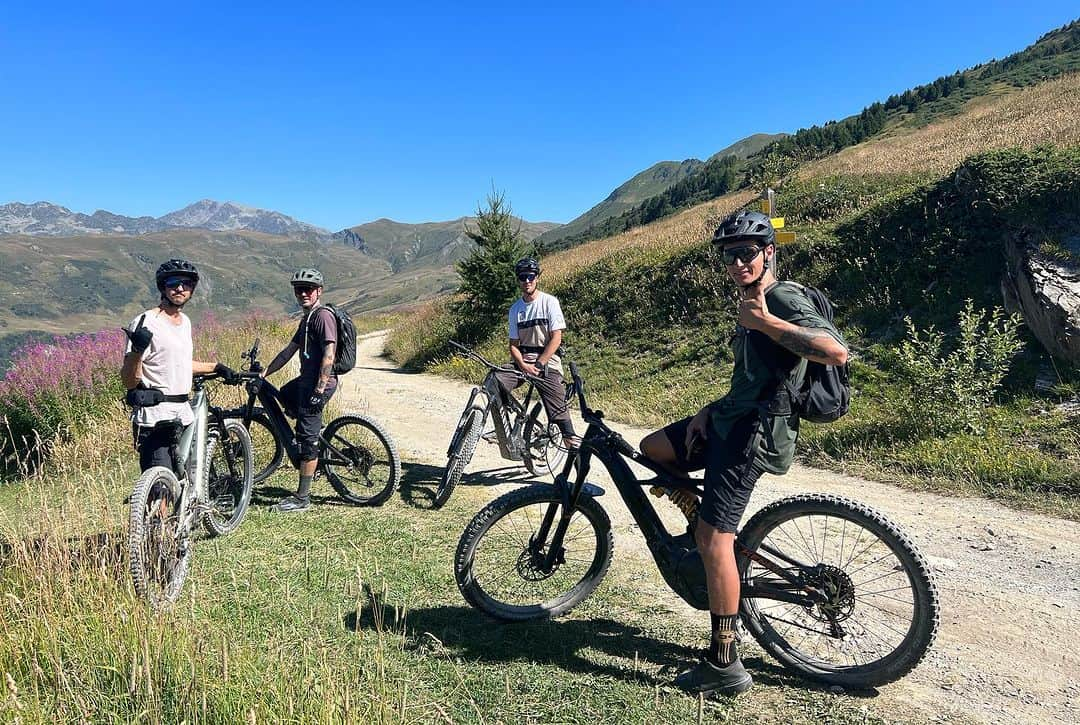 ニナ・カプレツさんのインスタグラム写真 - (ニナ・カプレツInstagram)「Being the live speaker at the @climbingbern2023 for 12 days was absolutely great!  But I was very happy to go back home to my loved ones and to find myself in a very healthy environment again.  I’m honest: I love watching someone performing but it makes me sad when I see the sick appearance of some athletes. There are many climbers with obvious eating disorders and even more with hidden eating disorders.   There’s not a miraculous solution for those problems; personally I try not to point out to someone. I simply  try to be a good role model and to demonstrate that our body is a fantastic thing and life is not all about olympics or other important competitions. Life is long, fun and we can do high performances without killing our bodys and souls.  At home I’m not really surrounded by climbers but by many people loving the outdoors. We eat 3 proper meals a day, we enjoy drinking a good beer ; we simply celebrate life and the outdoors.  #lovelife #homesweethome @msr_gear @lyofood @gebana.official @julbo_bike @hydroflask @arcteryx @iconoutdoor」8月21日 16時49分 - ninacaprez