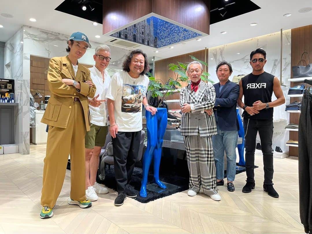 葉加瀬太郎のインスタグラム：「東北のファッション業界のドン 菅原さんの仙台店で、 干場さんをはじめ当代切ってのファッショニスタが集まってると聞いたので、僕も一緒に ご飯食べに行って来ました〜  明日はみんなで🎣行ってきます！ ツアー前の短い夏休み☀️  #葉加瀬太郎 #仙台」