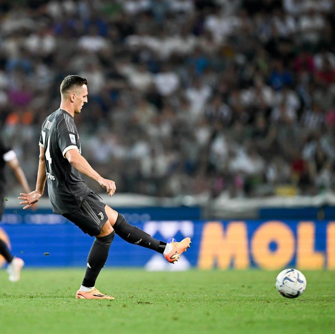 アルカディウシュ・ミリクのインスタグラム：「Buona la prima ⚽️ forza juve 🦓」