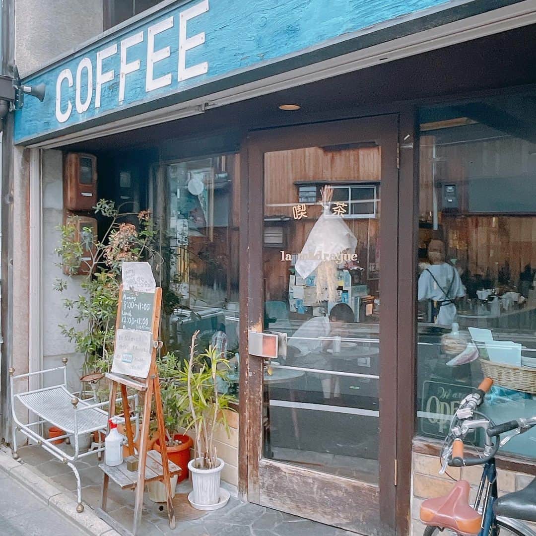 黒沢美怜さんのインスタグラム写真 - (黒沢美怜Instagram)「『喫茶 マドラグ』 少し前ですが京都ではこちらのお店にも✨ プルプルふわふわの厚焼き玉子サンドが有名なお店で、ずっと前からいつか行きたいと思っていた京都の喫茶店🥪✨  店内は懐かしいレトロな雰囲気ながらもおしゃれで雰囲気最高🥰✨  こちらのたまごサンドは今は無き有名洋食店『コロナ』の大人気メニューのレシピを受け継いだもの🥺💘  卵はプルプルフワフワ、パンはふんわりで見た目よりも軽く食べられちゃいます((*´∀｀人´∀｀*))💘  暑すぎる日だったので冷えたマドラグディーが染みたなぁ、、、  髪もメイクもぐっちゃぐちゃだったけどそんなことも気にせず夢中で食べてしまいました😍🫶  また行きたい歴史感じる素敵な喫茶店に出会えました😋✨  ◇◆◇ 喫茶 マドラグ 075-744-0067 京都府京都市中京区押小路通西洞院東入ル北側  ◇◆◇  #喫茶マドラグ #マドラグ #玉子サンド #たまごサンド #卵サンド #だし巻き玉子サンド #京都グルメ #レトロ喫茶店巡り #レトロ喫茶 #洋食屋 #マドラグティー #グルメ #グルメ巡り #foodpic #foodstagram #foodphotography #foodie #gourmet #ごはん日記 #ごはん記録 #くろぐるめ #くろたび」8月21日 16時59分 - kurosawamirei