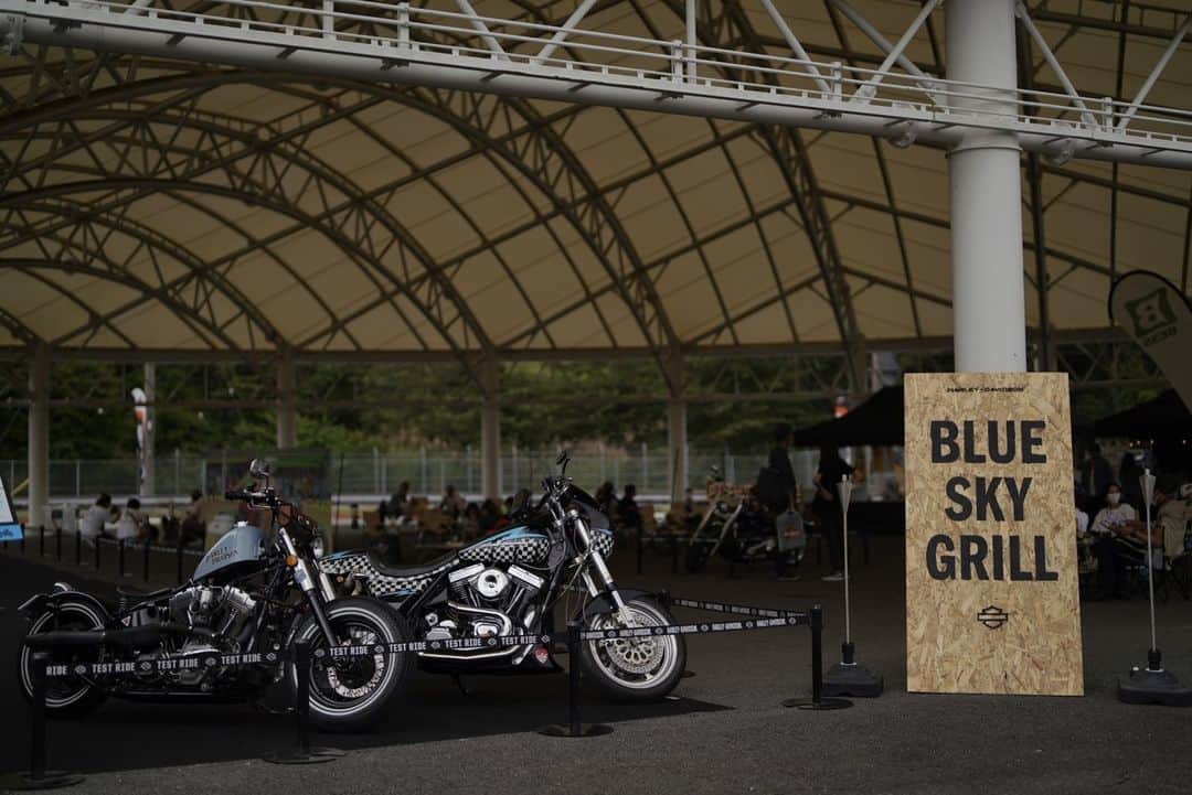 Harley-Davidson Japanさんのインスタグラム写真 - (Harley-Davidson JapanInstagram)「ブルスカ開催まであと5日。アウトドア・ダイニング「BLUE SKY GRILL」は、快適生活研究家の田中ケンさんがプロデュース。会場でしか食べられない特別なステーキ、サンドウィッチ、ホットドッグ、カレーメニューなどがお召し上がりいただけます。また、アメリカンカルチャー雑誌の「Lightning」がプロデュースするハンバーガーフェスも出店。日本中のクラフトバーガーの食べ比べをお楽しみください。  https://blueskyheaven.jp/  #HarleyDavidson #ハーレーダビッドソン #UnitedWeRide #ブルースカイヘブン #BLUESKYHEAVEN #ブルスカ #富士スピードウェイ」8月21日 17時00分 - harleydavidsonjapan
