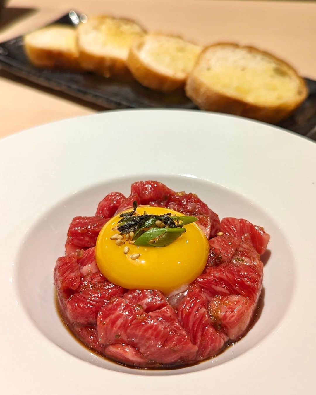 大見さなえさんのインスタグラム写真 - (大見さなえInstagram)「浅草『焼肉 木村』 有名焼肉よろにく系列の"生粋"出身の方が 新しく始めた焼肉屋さん🥩 ⁡ 【木村のとろたくキンパ】 とろとろ叩かれた山形牛が口いっぱいに広がり たくあんの食感も心地良い☺️ 甘口の九州醤油とあう！！ ⁡ 【ブルスケッタ】 少し焼いたガーリックバターのバケットに 卵黄ユッケをのせていただくブルスケッタ🍞🍳 ⁡ 他にも角のピンッと立った上レバーや センマイ刺しの鮮度抜群🥺✨ ⁡ 外観は浅草らしい和な雰囲気🍃 ーーーーーーーーーーーーーーーーーーーー 注文メニュー📝 •木村のとろたくキンパ •ブルスケッタ •上レバー •上ミノ(薄切り) •センマイ ーーーーーーーーーーーーーーーーーーーーーー エリア　浅草 予算　6,000円〜10,000円 おすすめ　ブルスケッタ、木村のとろたくキンパ ーーーーーーーーーーーーーーーーーーーーーー #焼肉木村 #浅草焼肉 #浅草グルメ #浅草 #浅草焼肉 #焼肉 #めぐログ_焼肉 #めぐログ_浅草 #東京焼肉 #生肉 #和牛 #木村のとろたくキンパ #wagyu」8月21日 17時00分 - tabe_megumi