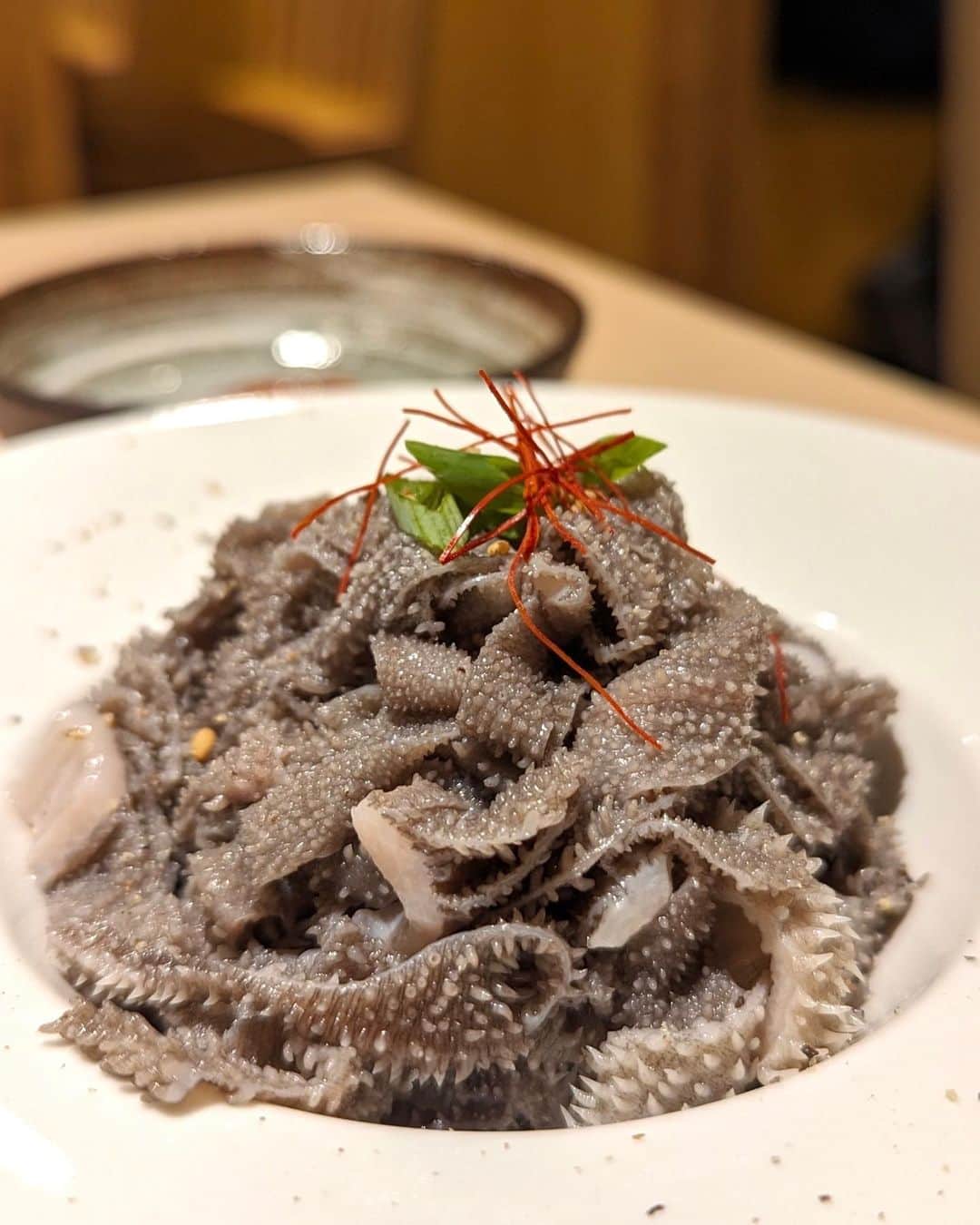 大見さなえさんのインスタグラム写真 - (大見さなえInstagram)「浅草『焼肉 木村』 有名焼肉よろにく系列の"生粋"出身の方が 新しく始めた焼肉屋さん🥩 ⁡ 【木村のとろたくキンパ】 とろとろ叩かれた山形牛が口いっぱいに広がり たくあんの食感も心地良い☺️ 甘口の九州醤油とあう！！ ⁡ 【ブルスケッタ】 少し焼いたガーリックバターのバケットに 卵黄ユッケをのせていただくブルスケッタ🍞🍳 ⁡ 他にも角のピンッと立った上レバーや センマイ刺しの鮮度抜群🥺✨ ⁡ 外観は浅草らしい和な雰囲気🍃 ーーーーーーーーーーーーーーーーーーーー 注文メニュー📝 •木村のとろたくキンパ •ブルスケッタ •上レバー •上ミノ(薄切り) •センマイ ーーーーーーーーーーーーーーーーーーーーーー エリア　浅草 予算　6,000円〜10,000円 おすすめ　ブルスケッタ、木村のとろたくキンパ ーーーーーーーーーーーーーーーーーーーーーー #焼肉木村 #浅草焼肉 #浅草グルメ #浅草 #浅草焼肉 #焼肉 #めぐログ_焼肉 #めぐログ_浅草 #東京焼肉 #生肉 #和牛 #木村のとろたくキンパ #wagyu」8月21日 17時00分 - tabe_megumi