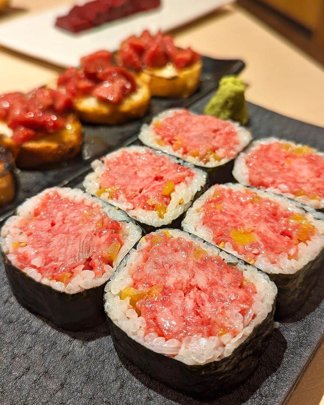 大見さなえさんのインスタグラム写真 - (大見さなえInstagram)「浅草『焼肉 木村』 有名焼肉よろにく系列の"生粋"出身の方が 新しく始めた焼肉屋さん🥩 ⁡ 【木村のとろたくキンパ】 とろとろ叩かれた山形牛が口いっぱいに広がり たくあんの食感も心地良い☺️ 甘口の九州醤油とあう！！ ⁡ 【ブルスケッタ】 少し焼いたガーリックバターのバケットに 卵黄ユッケをのせていただくブルスケッタ🍞🍳 ⁡ 他にも角のピンッと立った上レバーや センマイ刺しの鮮度抜群🥺✨ ⁡ 外観は浅草らしい和な雰囲気🍃 ーーーーーーーーーーーーーーーーーーーー 注文メニュー📝 •木村のとろたくキンパ •ブルスケッタ •上レバー •上ミノ(薄切り) •センマイ ーーーーーーーーーーーーーーーーーーーーーー エリア　浅草 予算　6,000円〜10,000円 おすすめ　ブルスケッタ、木村のとろたくキンパ ーーーーーーーーーーーーーーーーーーーーーー #焼肉木村 #浅草焼肉 #浅草グルメ #浅草 #浅草焼肉 #焼肉 #めぐログ_焼肉 #めぐログ_浅草 #東京焼肉 #生肉 #和牛 #木村のとろたくキンパ #wagyu」8月21日 17時00分 - tabe_megumi