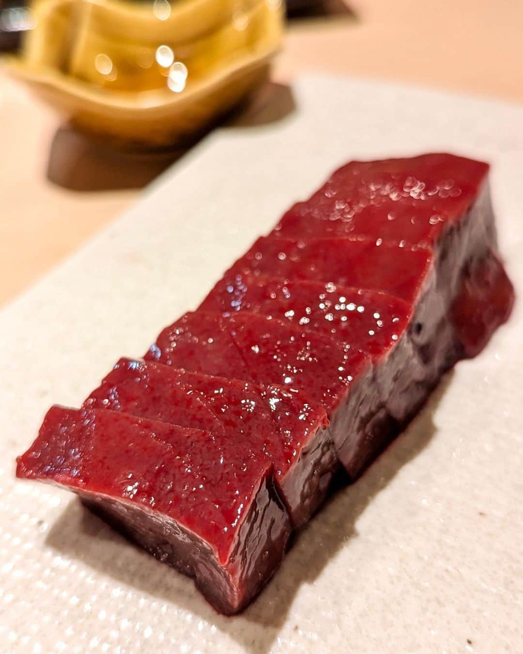 大見さなえさんのインスタグラム写真 - (大見さなえInstagram)「浅草『焼肉 木村』 有名焼肉よろにく系列の"生粋"出身の方が 新しく始めた焼肉屋さん🥩 ⁡ 【木村のとろたくキンパ】 とろとろ叩かれた山形牛が口いっぱいに広がり たくあんの食感も心地良い☺️ 甘口の九州醤油とあう！！ ⁡ 【ブルスケッタ】 少し焼いたガーリックバターのバケットに 卵黄ユッケをのせていただくブルスケッタ🍞🍳 ⁡ 他にも角のピンッと立った上レバーや センマイ刺しの鮮度抜群🥺✨ ⁡ 外観は浅草らしい和な雰囲気🍃 ーーーーーーーーーーーーーーーーーーーー 注文メニュー📝 •木村のとろたくキンパ •ブルスケッタ •上レバー •上ミノ(薄切り) •センマイ ーーーーーーーーーーーーーーーーーーーーーー エリア　浅草 予算　6,000円〜10,000円 おすすめ　ブルスケッタ、木村のとろたくキンパ ーーーーーーーーーーーーーーーーーーーーーー #焼肉木村 #浅草焼肉 #浅草グルメ #浅草 #浅草焼肉 #焼肉 #めぐログ_焼肉 #めぐログ_浅草 #東京焼肉 #生肉 #和牛 #木村のとろたくキンパ #wagyu」8月21日 17時00分 - tabe_megumi