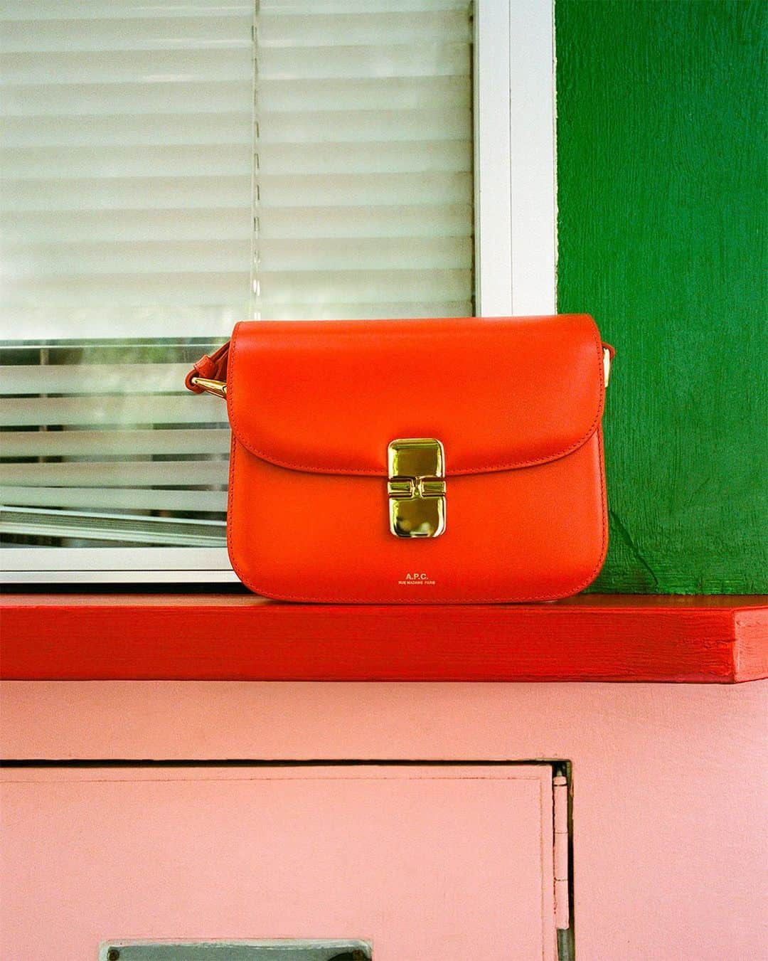 アーペーセーのインスタグラム：「The Grace small bag in poppy.  Photographed by @rubenhughes in Copenhagen.  #APCParis」