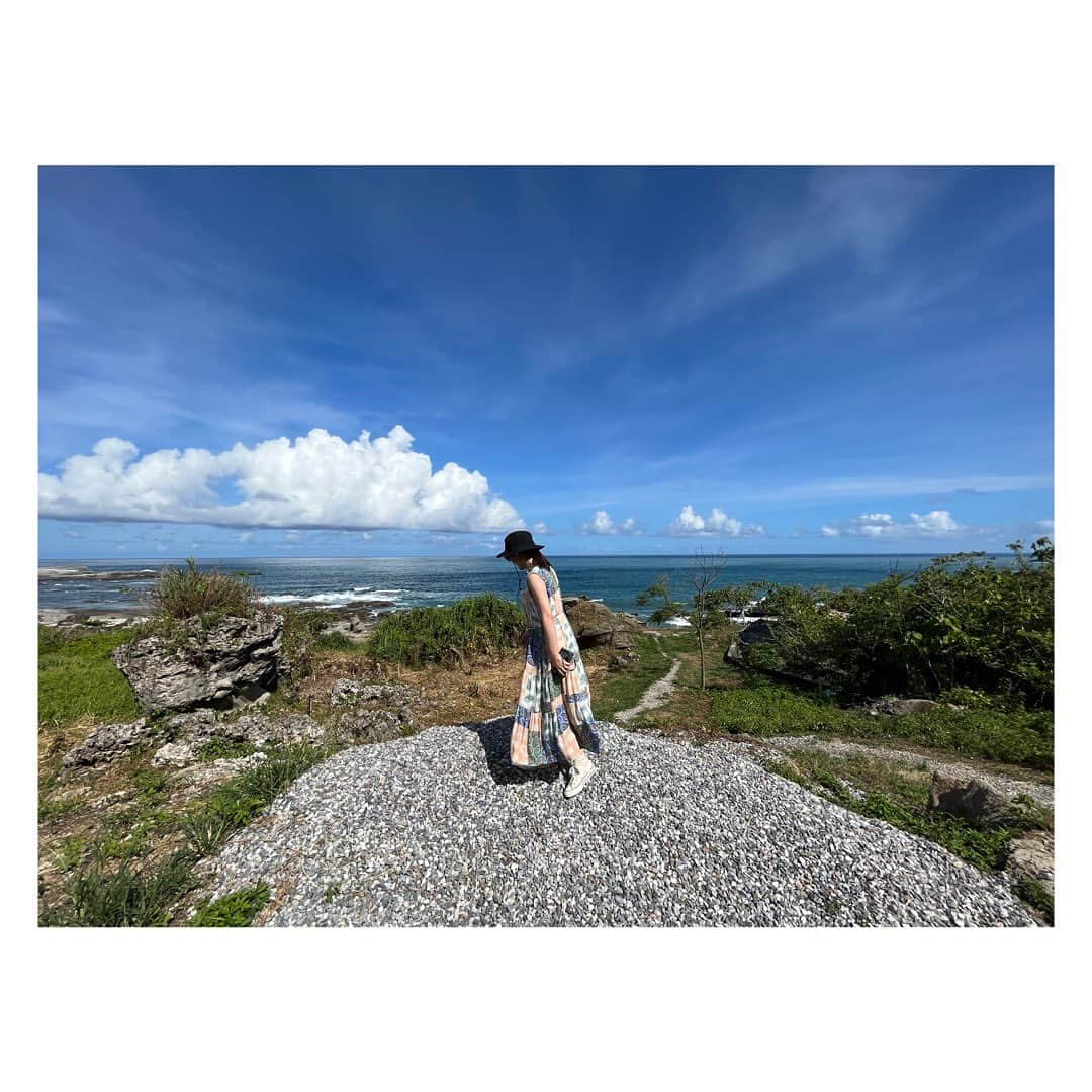 田中美晴さんのインスタグラム写真 - (田中美晴Instagram)「夏の思い出🌊 花蓮に1泊2日で旅行  海も太魯閣も綺麗だし たまたま行った日に原住民の方たちのお祭りが開催されていて、歌やダンスのパフォーマンスと熱気に圧倒されまくりでした！！ 最後は千人規模？の人たちで手繋いで輪っかになって踊って 貴重な経験ができて楽しかった💃  そして原住民のレストランが凄く美味しかったです😋 　 花蓮行かれる際はぜひ〜 　 　  夏天的回憶  花蓮兩天一夜旅行🌊  那裡的風景很美～ 剛好去花蓮時舉辦了原住民的豐年祭。 祭典最後很多人一起跳舞💃 有了寶貴的體驗。  還有，在花蓮吃的原住民的料理真的好吃！我想再去那裡😋  #花蓮 #台灣生活 #台灣景點  #原住民料理 #美晴天天  #hualian #taiwan」8月21日 17時04分 - tnk_miharu