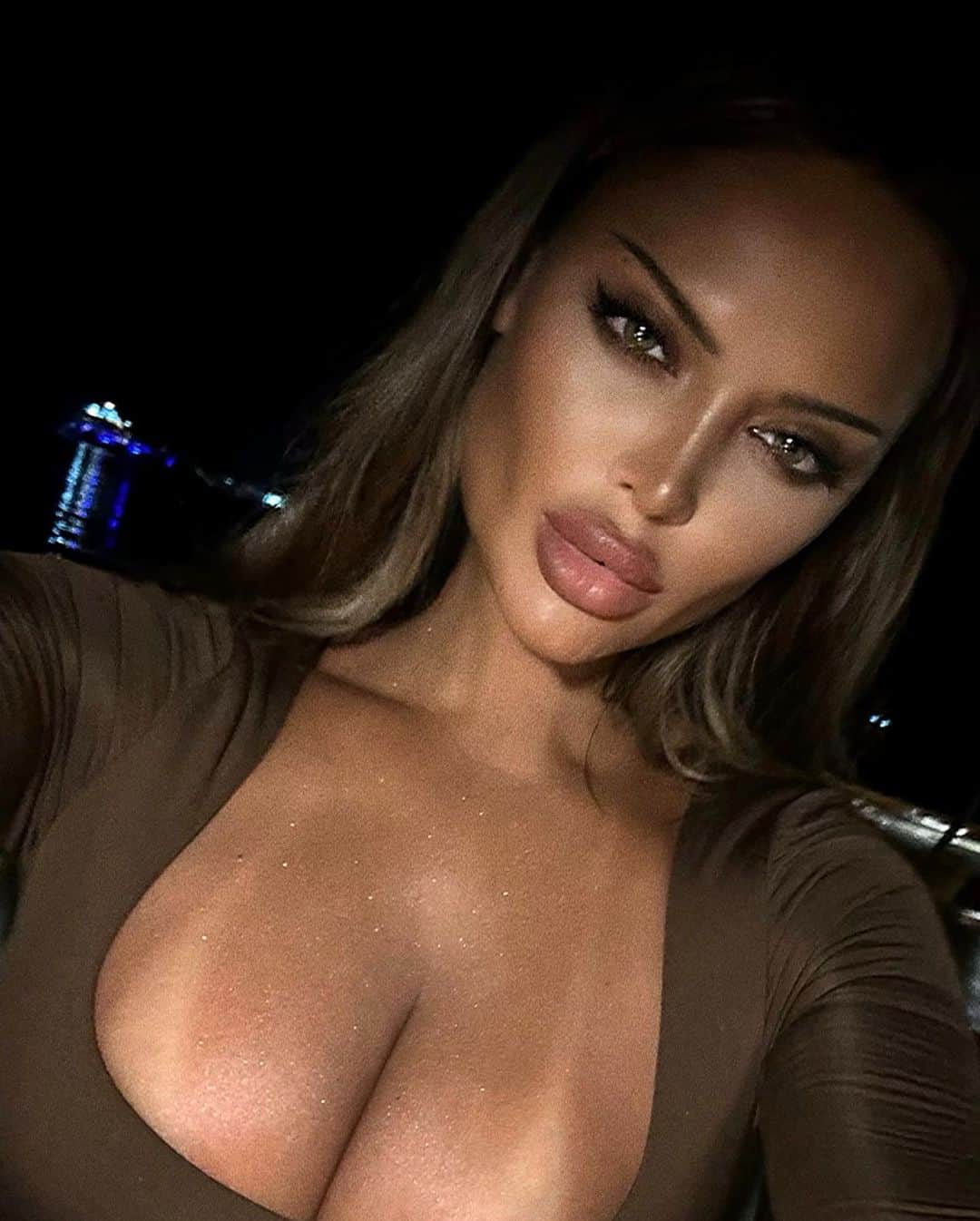 Nita Kuzminaのインスタグラム：「Какая женщина притягивает?  Та, которая знает себе цену, но не воздвигает искусственную стену недоступности, а умеет впускать в свою жизнь случайных «странников», филигранно смакуя их изюминками. Ее красота — видеть ее в других и погружаться, оставляя после себя сладкий привкус душевной диффузии ♠️」