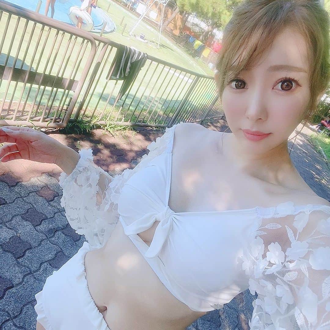 日菜あこのインスタグラム：「体力なくて プール10分しか遊べなかった🤣🏝💕」