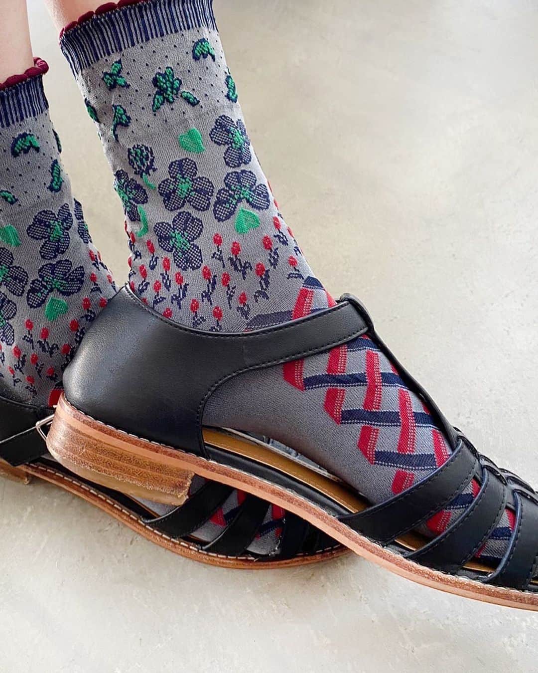 靴下屋公式アカウント（tabio）さんのインスタグラム写真 - (靴下屋公式アカウント（tabio）Instagram)「. " New Arrival " いろいろなお花をバスケットに詰め込んだ 遊びごごろのあるテンザイン。 見ても履いても楽しい1足です。  ▷フラワーバスケットソックス #021132325 ¥1,210 8/24 発売予定  #tabio#madeinjapan#socks#sockstyle#socksoftheday#ootd#legfasion#Autumn#タビオ#ソックス#レッグファッション#大人の足元#花柄#靴下#袜子#양말#속스」8月21日 17時07分 - tabio.jp