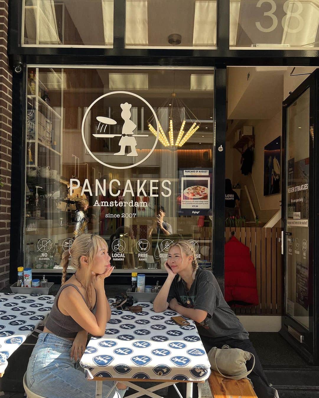 Manamiさんのインスタグラム写真 - (ManamiInstagram)「PANNENKOEKEN🥞 朝ごはんに食べたオランダのパンケーキ クレープみたいにモチモチでおいしかった😋💗  パンケーキ2種類、ドリンク3杯☕️ 3人で50€(約¥7,900)  物価の記録メモ📝」8月21日 17時20分 - manashika
