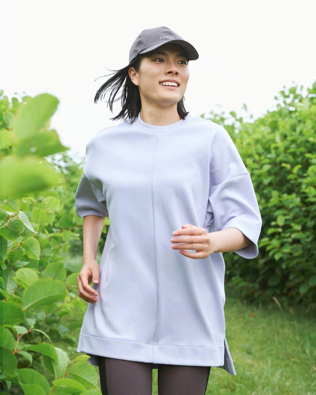 DANSKIN Japanのインスタグラム：「【GREENWAY】NEW SERIES  日常から離れて心身をリフレッシュするサマートリップ。旅先で自然を感じながら行うランはいつもと一味違う爽快感をもたらしてくれる。  晩夏から着用しやすいハーフスリーブトップはやや長め丈でレギンスとの相性も抜群です。 快適なランのためにLYCRAR FitSense®のプリント技術で骨盤やひざの安定を図ったハイサポートレギンスを合わせてスタイリッシュなランスタイルに。  🏷GREENWAY H/S SWEAT NO.DC523305　￥10,450  🏷MOVE SKIN LEGGINGS NO.DC223301　￥17,600  商品詳細は画像の商品タグをCHECK。 画像右下のボタンで保存をしておくと後から見返すのに便利です🔖  ─────────────── 【GREENWAY 商品特徴】 鉄道の廃線を再活用するべく生まれたハイラインは、マンハッタンを象徴する市民の憩いの場。 ダンスキンの新シリーズ「GREENWAY(グリーンウェイ)」は、この緑道に着想を得て生まれました。 ハリ感のある段ボールスウェットは、立体的かつ軽やか。レギンススタイルを美しく見せるボリューム感あるトップスから、セットアップで着用してもカジュアルすぎないジョガーパンツまで、世代を超えて、ヘルシーに生きる全ての女性をエンパワーする、新しい選択肢です。  ☑適度なハリ感のあるダンボール素材 ☑汗を素早く吸収して乾かす吸汗速乾素材 ☑思わず毎日手に取りたくなる着心地と着まわしやすさ ☑環境配慮型素材を採用したGREEN MATERIALアイテム  ─────────────── ダンスキンブランドサイトにてGREENWAYコンテンツを公開しました。 プロフィールTOPのURLよりご覧ください。  #danskin #danskinjapan #ダンスキン #こころとからだ #わたしを生きる #GREENWAY #DANSKINGREENWAY」