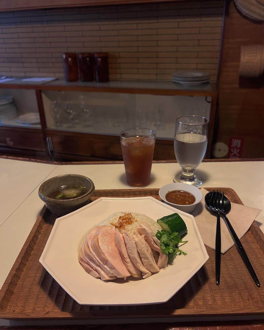 濱田杏奈さんのインスタグラム写真 - (濱田杏奈Instagram)「_  前を通るたびに気になっていた素敵なお店で念願のカオマンガイ。🇹🇭  大好きなタイ米としっとりふわふわの鶏肉にタレがとっても美味しくて、夢中で食べました🥲🩵 (彼のカレーも奪い取って食べた 美味しすぎた)  前菜の春巻きとお野菜もとっても美味しかった幸せランチ。  @meek_kumo  #今日のつやぁ #福岡グルメ #福岡ランチ #福岡カフェ」8月21日 17時13分 - hamada_out