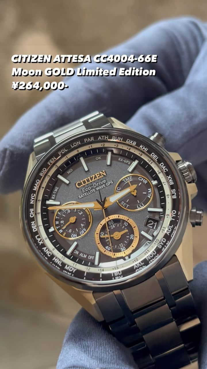 NAKANIWA WISPのインスタグラム：「CITIZEN ATTESA CC4004-66E - ムーンゴールド限定モデル  月の神秘的な美しさを腕元に纏う、CITIZEN ATTESAの限定モデル、CC4004-66E。 ムーンゴールド限定モデルの特徴として、スーパーチタニウム製のケースとバンドが採用され、月の陰影をイメージした淡いゴールドとブラックの独特のカラーリングが魅力です。 このカラーリングは、デュラテクトMRKの新色「デュラテクトMRＫゴールド」と「デュラテクトMRK+DLC」によって、月面のコントラストを美しく表現しています。  打ちキズや擦りキズに強い耐傷性と、上品な金色と艶感のあるブラックカラーの組み合わせは、ただのアクセサリーではなく、アートのような存在感を放っています。 文字板には、月の表面を感じさせるデザインが施され、裏ぶたにもデュラテクトDLCが施されており、月の裏側を繊細に表現しています。  さらに、この限定モデルは光発電エコ・ドライブGPS衛星電波時計ムーブメントCal.F950を搭載。 最短3秒での時刻情報受信や、デュアルタイム表示、クロノグラフなどの高機能を備えており、どんなシーンでも確実に時を刻みます。  ブランド：CITIZEN ATTESA モデル：エコ･ドライブGPS衛星電波時計 F950 MOON GOLD限定モデル 型番：CC4004-66E 定価：264,000円（税込） 限定数量：1000本 この腕時計は、時計の技術とデザインの両方で、最高峰の品質を追求した一品です。 限定1000本の特別なモデルを、あなたの特別な日々にいかがでしょうか。  ■ Inquiry NAKANIWA WATCH 4-10-3 Minamisenba, Chuo-ku, Osaka-shi, 542-0081 TEL: 06-6251-7573 Open from 11:00 to 18:30 Closed on Wednesdays LINE ID: @910caqbg  #NAKANIWA #NAKANIWAWATCH #仲庭時計店 #心斎橋 #大阪 #osaka #腕時計 #watch #CITIZEN #シチズン #ATTESA #アテッサ #F950 #CC4004_66E #CC400466E」