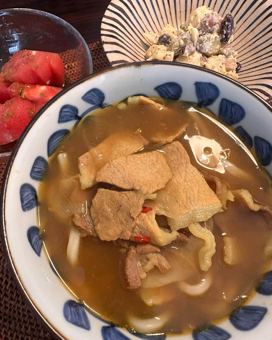 倉本康子のインスタグラム：「⭐️ 夏休み期間中の、自宅での朝食、昼食です。  旅に出たりもするから冷蔵庫整理中でしたが、冷凍庫には4Xポークと4Xチキンがあったから、それで乗り切れました！  4XのXは❌(バツ)という意味で ✳︎抗生物質不使用 ✳︎治療用化学薬品不使用 ✳︎ホルモン剤不使用 ✳︎遺伝子組み換え飼料不使用 と4つの不使用と、それだけ安心安全な飼育環境の下に育てられたお肉なんです。 (ふとHPを見て知ったから書いただけで、覚えてたわけではないんですがねw) ↓ https://sl-creations.store/4xmeat/ ↑ 年間契約の申し込みは次回来年のようですが...  煮込んでも煮崩れしなくて、お肉本来の美味しさがあるからオススメです！  ポークカレースープをカレーうどん→カレーおじや、チキンの梅肉和えにしたりもして、お野菜も余すところなく食べきれました！  さーて。今夜はどうしよっかな。 あーーー画像見返してお腹空きました。 お腹空きまくりの帰りの車中。。。  #家でも食べてます #朝昼は呑みません #家で食べるものは体に良いもの #slcreations @slcreations_official  #4xポーク #4xチキン #4xミート #安心安全  #これ大事 #美味しさも格別」