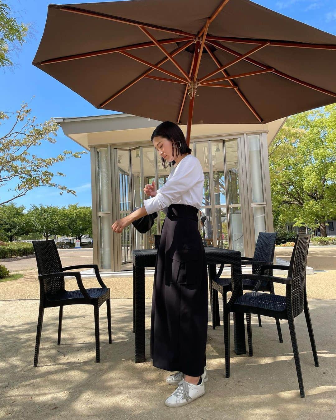Hiromi Ｍaedaのインスタグラム：「EASY COCOON SKIRT(イージーコクーンスカート) 自転車も楽々乗れます♡っていうのを伝えたくて乗ってみました笑  長時間座っても、座りジワも気にならない👌  tops @loeff_official  skirt @frey__jp shoes @goldengoose」