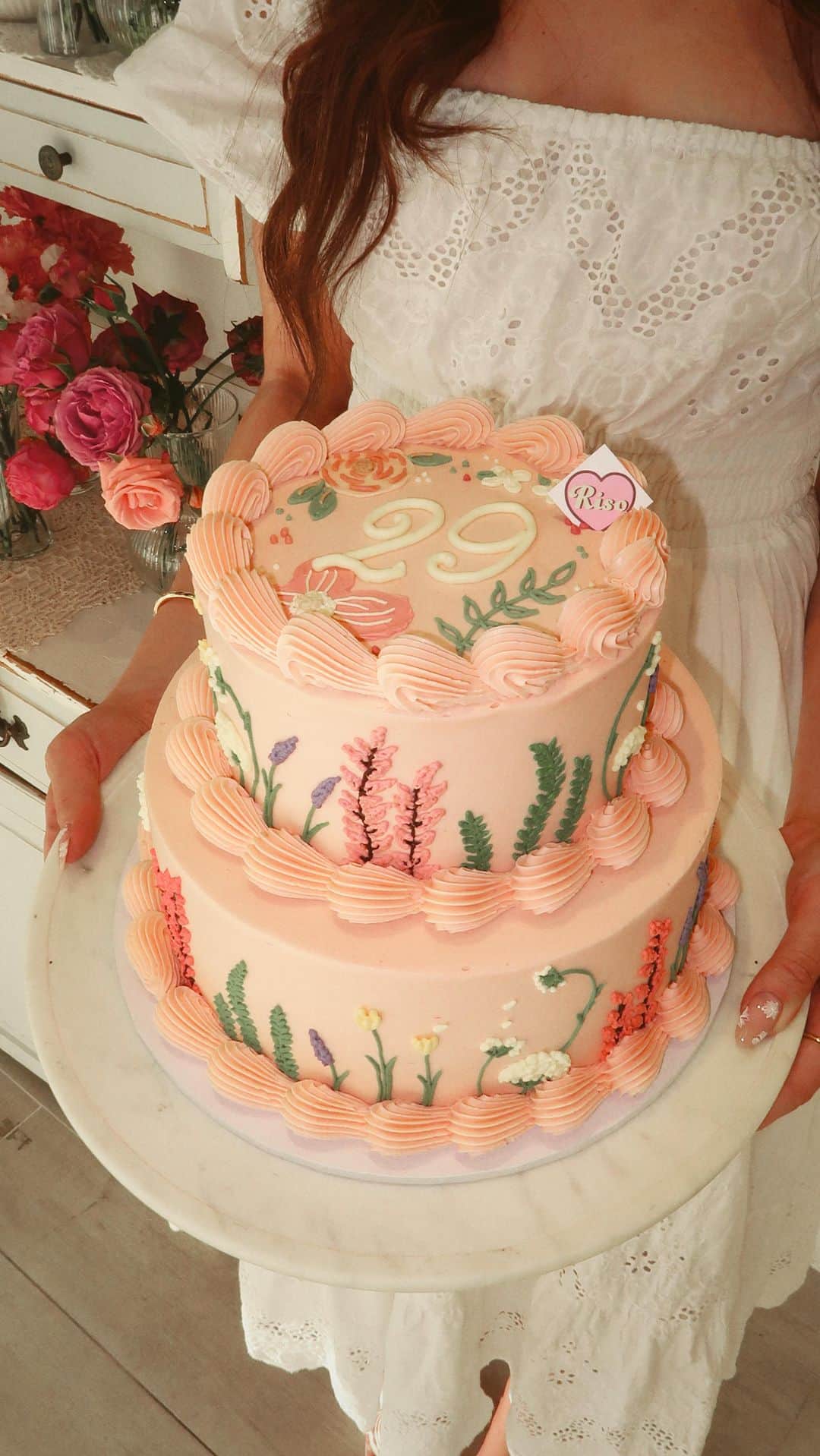 タラ・ミルクティーのインスタグラム：「Best idea ever 🥰 Thank you Lucy (@risocake.official) for the amazing cake class! 🎂 No better way to my spend bday weekend than surrounded by my girls. ✨💓🎀🍰✨」