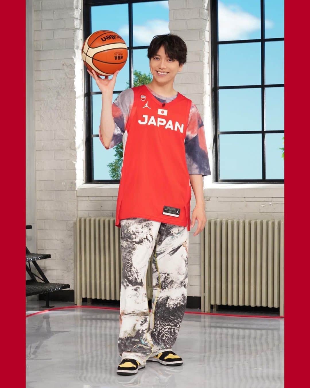 日本テレビ「おしゃれイズム」さんのインスタグラム写真 - (日本テレビ「おしゃれイズム」Instagram)「山崎育三郎のおしゃれチェック😍 2023年8月20日放送分  #富樫勇樹 さんをお迎えしての #おしゃれクリップ いかがでしたか🏀✨  今回はMCの衣装が気になった方も多いのでは💡 日本代表ユニフォームを活かしたスタイリングで楽しくお迎えしましたよ🌟 育さんのバスケ熱が想像以上に熱くて収録中も後もボールが大好きそうでした😆 運動もできる我らがプリンス…これからもいろいろ走り回ってもらいたいですね🙏笑  MCの2人のおしゃれにも今後ぜひ注目してみてくださいね💁‍♀️  #おしゃれクリップ #山崎育三郎 #ファッション #ファッションコーデ #ootd #fashion」8月21日 17時31分 - oshare_clip_ntv