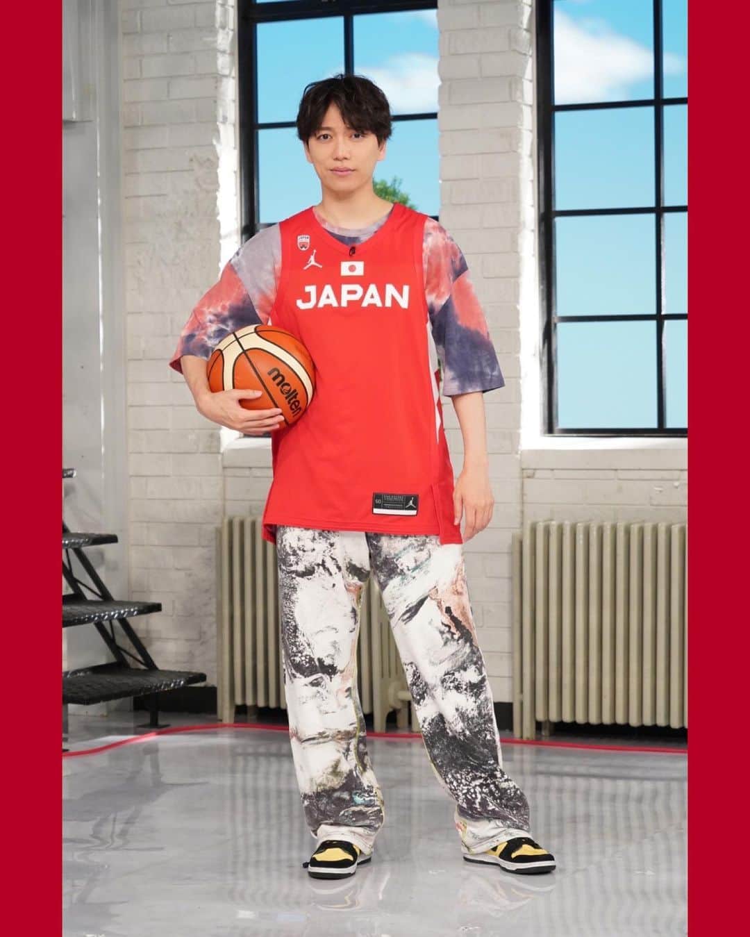 日本テレビ「おしゃれイズム」さんのインスタグラム写真 - (日本テレビ「おしゃれイズム」Instagram)「山崎育三郎のおしゃれチェック😍 2023年8月20日放送分  #富樫勇樹 さんをお迎えしての #おしゃれクリップ いかがでしたか🏀✨  今回はMCの衣装が気になった方も多いのでは💡 日本代表ユニフォームを活かしたスタイリングで楽しくお迎えしましたよ🌟 育さんのバスケ熱が想像以上に熱くて収録中も後もボールが大好きそうでした😆 運動もできる我らがプリンス…これからもいろいろ走り回ってもらいたいですね🙏笑  MCの2人のおしゃれにも今後ぜひ注目してみてくださいね💁‍♀️  #おしゃれクリップ #山崎育三郎 #ファッション #ファッションコーデ #ootd #fashion」8月21日 17時31分 - oshare_clip_ntv