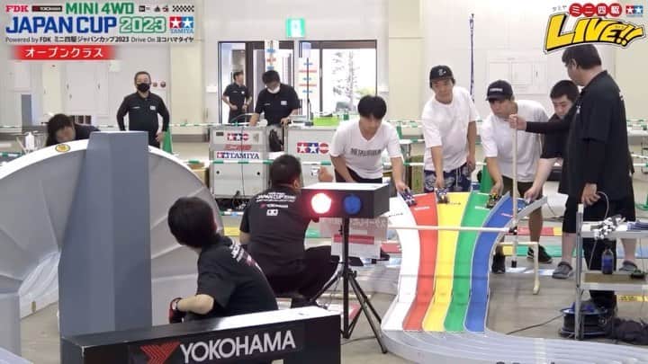 ミニ四駆のインスタグラム：「. 【ミニ四駆 ジャパンカップ2023 福井大会‪】‬ 🏁オープンクラス優勝決定戦 難関カルーセルチェンジャーを次々とパスするトップレーサーの走りが冴え渡る!! トップでゴールするのはどのマシンだ!?  #ミニ四駆  #mini4wd  #tamiyamini4wd」