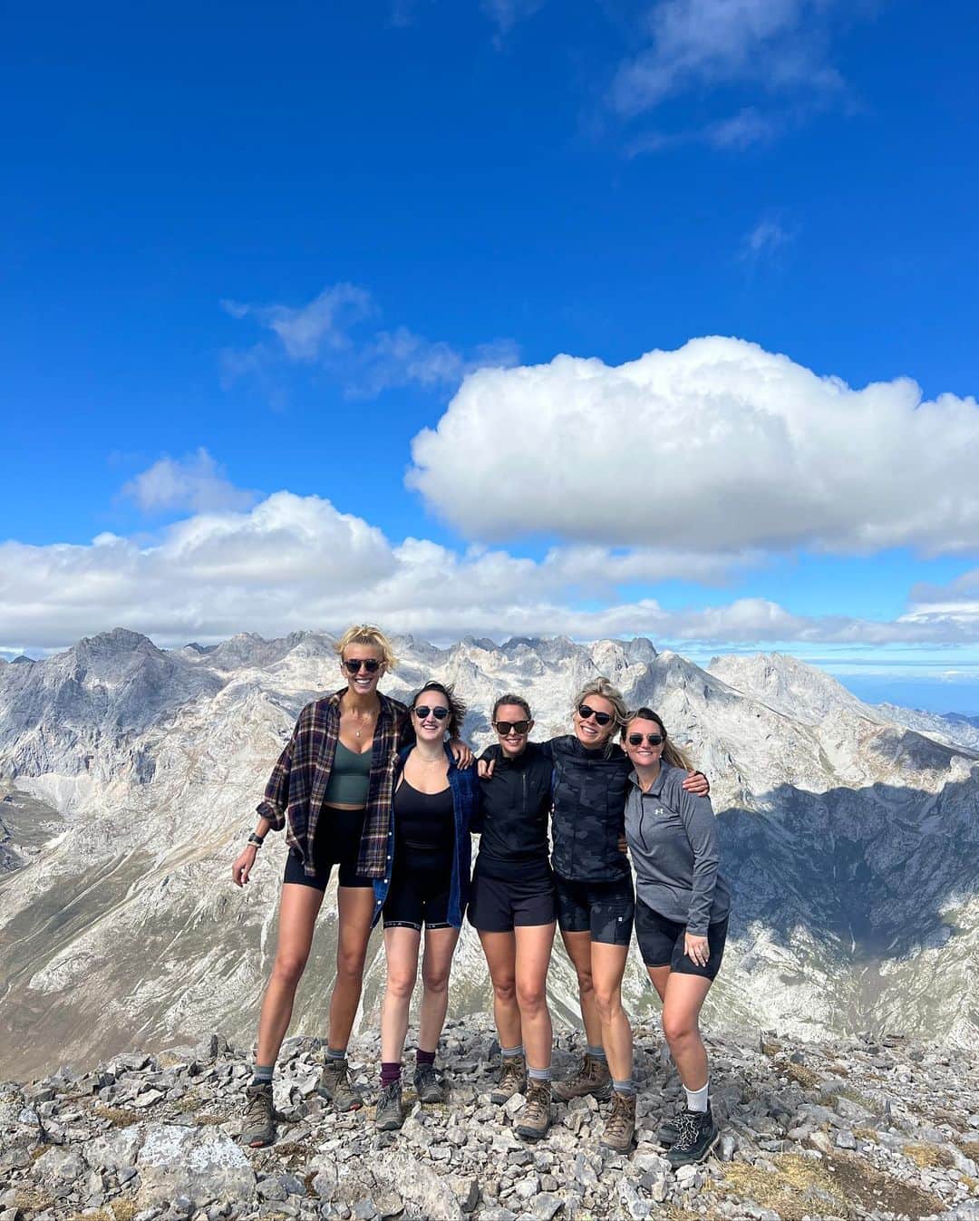 Zanna Van Dijkさんのインスタグラム写真 - (Zanna Van DijkInstagram)「Picos de Europa photo dump + TIPS 🇪🇸   Tag someone you want to visit with! 🏔️   I’ve spent the past 4 days exploring this beautiful national park in northern Spain. I hadn’t heard much about it before we went and honestly it blew me away. It’s jam packed with rugged peaks, epic trails and crystal blue rivers. Divine ✨   1️⃣ Views on the climb to Pico del Arriba. The lesser known routes are poorly marked, so ensure you download a digital GPS map to follow.  2️⃣ Pico del Jierro. Our highest summit, it was a spicy scramble up to the top and the views were INCREDIBLE.  3️⃣ Hiking in Eastern region of the park is the best way to avoid any crowds. It’s super quiet & the landscape is wild.  4️⃣ Olla de San Vicente. A perfect swim spot for a post hike dip, you can literally pull over on the side of the road and hop into the river. It’s super convenient. 5️⃣ An epic cloud inversion above Funte Dé. You can catch a cable car up into the mountains where plenty of hiking routes start. Just make sure you book tickets in advance.  6️⃣ The Puertos de Áliva hike. An easy 14km route with non-stop views. Perfect for a day when your legs are tired. 7️⃣ Ruta del Cares. One of the most popular hikes in Picos de Europa and it’s easy to see why! It’s a moderate hike with phenomenal scenery. Just make sure you arrive super early to secure a parking spot.  8️⃣ The Ruta del Cares weaves through a gorge, with the path often being built into the mountain walls or passing through tunnels.  9️⃣ There’s SO many friendly goats in the mountains. Plus horses, cows and donkeys. It’s honestly animal heaven!  🔟 Potes. The most quaint mountain town. The architecture is gorgeous and there’s even a river you can take a dip in.   I will share a complete travel guide to Picos de Europa on my website soon 🥾 Shoutout to @moonhoneytravelers for inspiring this trip 🫶🏼 #picosdeeuropa #asturias #picosdeeuropanationalpark #asturiasgram #cantabria」8月21日 17時34分 - zannavandijk