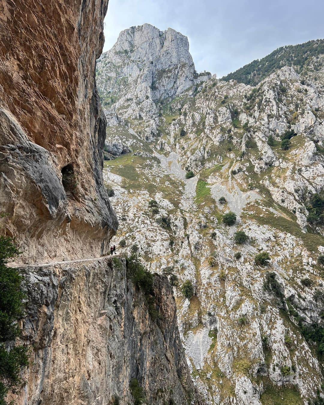 Zanna Van Dijkさんのインスタグラム写真 - (Zanna Van DijkInstagram)「Picos de Europa photo dump + TIPS 🇪🇸   Tag someone you want to visit with! 🏔️   I’ve spent the past 4 days exploring this beautiful national park in northern Spain. I hadn’t heard much about it before we went and honestly it blew me away. It’s jam packed with rugged peaks, epic trails and crystal blue rivers. Divine ✨   1️⃣ Views on the climb to Pico del Arriba. The lesser known routes are poorly marked, so ensure you download a digital GPS map to follow.  2️⃣ Pico del Jierro. Our highest summit, it was a spicy scramble up to the top and the views were INCREDIBLE.  3️⃣ Hiking in Eastern region of the park is the best way to avoid any crowds. It’s super quiet & the landscape is wild.  4️⃣ Olla de San Vicente. A perfect swim spot for a post hike dip, you can literally pull over on the side of the road and hop into the river. It’s super convenient. 5️⃣ An epic cloud inversion above Funte Dé. You can catch a cable car up into the mountains where plenty of hiking routes start. Just make sure you book tickets in advance.  6️⃣ The Puertos de Áliva hike. An easy 14km route with non-stop views. Perfect for a day when your legs are tired. 7️⃣ Ruta del Cares. One of the most popular hikes in Picos de Europa and it’s easy to see why! It’s a moderate hike with phenomenal scenery. Just make sure you arrive super early to secure a parking spot.  8️⃣ The Ruta del Cares weaves through a gorge, with the path often being built into the mountain walls or passing through tunnels.  9️⃣ There’s SO many friendly goats in the mountains. Plus horses, cows and donkeys. It’s honestly animal heaven!  🔟 Potes. The most quaint mountain town. The architecture is gorgeous and there’s even a river you can take a dip in.   I will share a complete travel guide to Picos de Europa on my website soon 🥾 Shoutout to @moonhoneytravelers for inspiring this trip 🫶🏼 #picosdeeuropa #asturias #picosdeeuropanationalpark #asturiasgram #cantabria」8月21日 17時34分 - zannavandijk