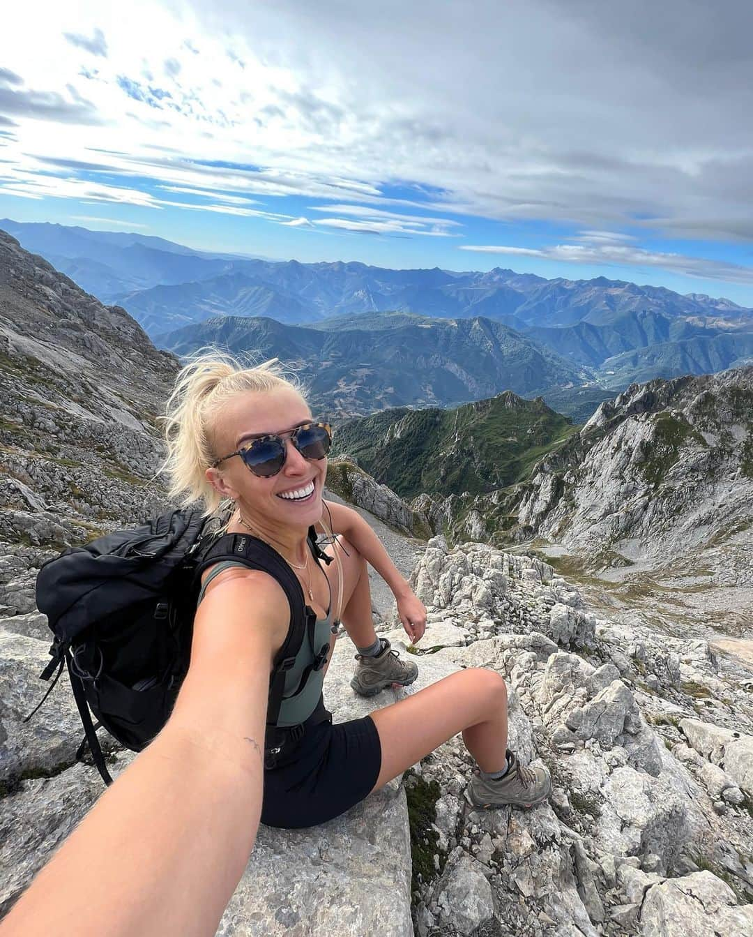 Zanna Van Dijkのインスタグラム：「Picos de Europa photo dump + TIPS 🇪🇸   Tag someone you want to visit with! 🏔️   I’ve spent the past 4 days exploring this beautiful national park in northern Spain. I hadn’t heard much about it before we went and honestly it blew me away. It’s jam packed with rugged peaks, epic trails and crystal blue rivers. Divine ✨   1️⃣ Views on the climb to Pico del Arriba. The lesser known routes are poorly marked, so ensure you download a digital GPS map to follow.  2️⃣ Pico del Jierro. Our highest summit, it was a spicy scramble up to the top and the views were INCREDIBLE.  3️⃣ Hiking in Eastern region of the park is the best way to avoid any crowds. It’s super quiet & the landscape is wild.  4️⃣ Olla de San Vicente. A perfect swim spot for a post hike dip, you can literally pull over on the side of the road and hop into the river. It’s super convenient. 5️⃣ An epic cloud inversion above Funte Dé. You can catch a cable car up into the mountains where plenty of hiking routes start. Just make sure you book tickets in advance.  6️⃣ The Puertos de Áliva hike. An easy 14km route with non-stop views. Perfect for a day when your legs are tired. 7️⃣ Ruta del Cares. One of the most popular hikes in Picos de Europa and it’s easy to see why! It’s a moderate hike with phenomenal scenery. Just make sure you arrive super early to secure a parking spot.  8️⃣ The Ruta del Cares weaves through a gorge, with the path often being built into the mountain walls or passing through tunnels.  9️⃣ There’s SO many friendly goats in the mountains. Plus horses, cows and donkeys. It’s honestly animal heaven!  🔟 Potes. The most quaint mountain town. The architecture is gorgeous and there’s even a river you can take a dip in.   I will share a complete travel guide to Picos de Europa on my website soon 🥾 Shoutout to @moonhoneytravelers for inspiring this trip 🫶🏼 #picosdeeuropa #asturias #picosdeeuropanationalpark #asturiasgram #cantabria」