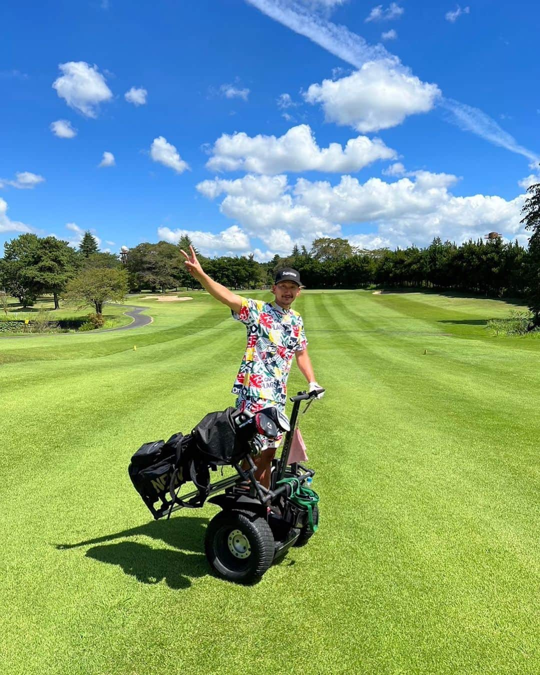 信太弘樹のインスタグラム：「⛳️🏌️‍♂️  セグウェイでラウンド！！  #newera #newerajapan  #neweragolf #golf #segway  #アジア下館カントリー倶楽部」