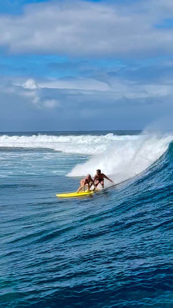 タティアナ・ウェストン・ウェブのインスタグラム：「the couple that surfs together stays together 🩵😍 tag your person // @bodyglove @bodyglovegirl // imagens @paulomourasurf」