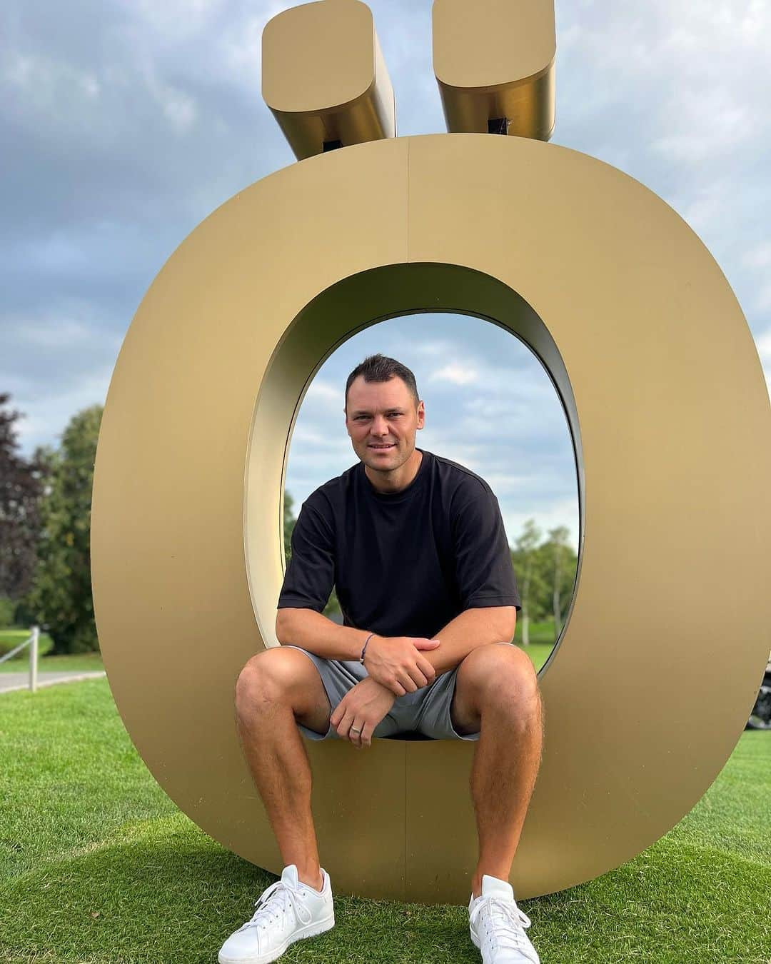 マルティン・カイマーのインスタグラム：「Home away from home 🤩 Looking forward to the 3rd Martin Kaymer Charity Invitational hosted by @oeschberghof ! Some fantastic items are already auctioned off @unitedcharity , link in bio 🌻 #Charity @helianthusstiftung」