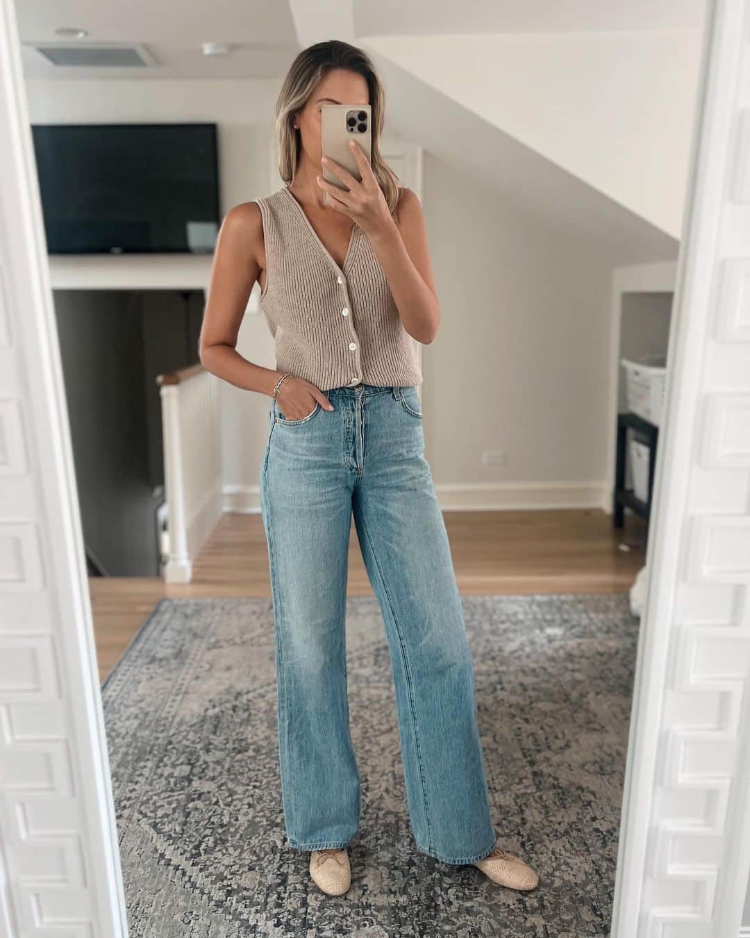 Anna Jane Wisniewskiのインスタグラム：「Good news: when it comes to denim styles this season, anything goes! Seriously, what’s your favorite—because you can find it all at @shopbop. As for me, I’m loving full length styles (I’m over the super cropped right now) and either wide or straight leg.  These are styles I’ve owned for a bit but that you can still purchase over on @shopbop - more on my blog, too. #shopboppartner #denimstyle #classicstyle  https://liketk.it/4gTfi」