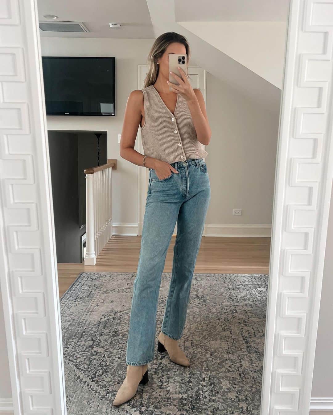 Anna Jane Wisniewskiさんのインスタグラム写真 - (Anna Jane WisniewskiInstagram)「Good news: when it comes to denim styles this season, anything goes! Seriously, what’s your favorite—because you can find it all at @shopbop. As for me, I’m loving full length styles (I’m over the super cropped right now) and either wide or straight leg.  These are styles I’ve owned for a bit but that you can still purchase over on @shopbop - more on my blog, too. #shopboppartner #denimstyle #classicstyle  https://liketk.it/4gTfi」8月22日 3時04分 - seeannajane
