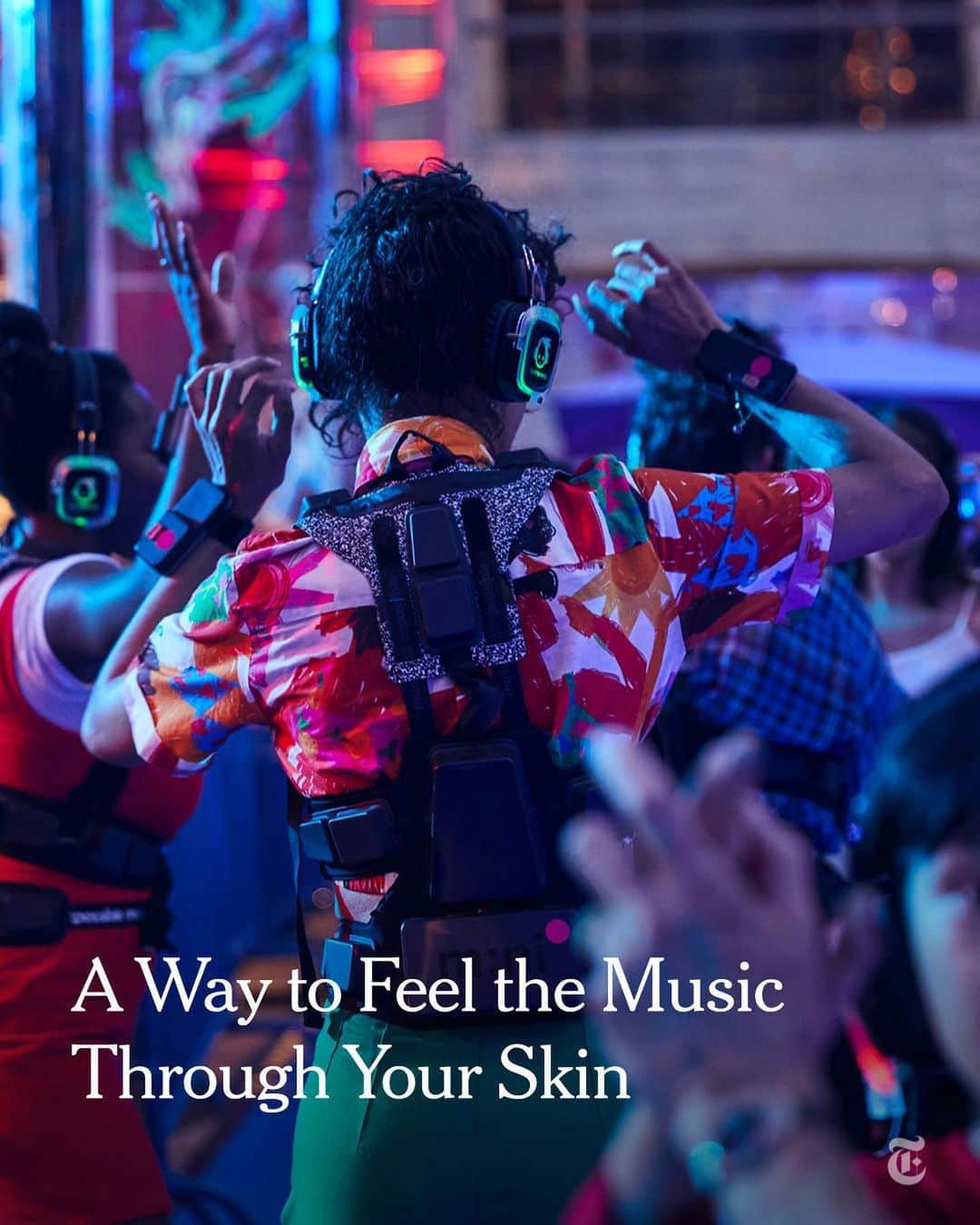 New York Times Fashionのインスタグラム：「Haptic suits that are designed to allow people to experience music as vibrations on their skin are becoming more accessible to the public.  The device, which consists of two ankle bands, two wrist bands and a backpack that fastens with double straps over the rib cage, is sometimes being used by people who are deaf or have hearing loss. “There’s real potential for you to actually feel music in your body,” said Jay Alan Zimmerman, a deaf composer and musician who has tested the suits.  Haptic suits, which are also used in virtual reality and video games, have been around for several decades. But suits developed by Music: Not Impossible, a company based in Philadelphia, are unique because the devices turn individual notes of music into specific vibrations.  Mick Ebeling, the founder of Not Impossible Labs, first hoped to find a better way for deaf people to experience music. But the company’s mission soon expanded to a goal of creating a tactile experience of music that was available for everyone, including people without hearing loss.  In recent months, the suits have been available at events including a silent disco night at Lincoln Center, a performance at Opera Philadelphia and a Greta Van Fleet concert.  Tap the link in our bio to read more about how haptic suits are being used to experience music. Photos and video by @mosadek」