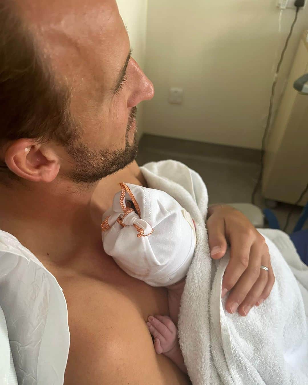 ハリー・ケインのインスタグラム：「Welcome to the world Henry Edward Kane. 20/8/2023. Love you baby boy! 💙👶🏼」